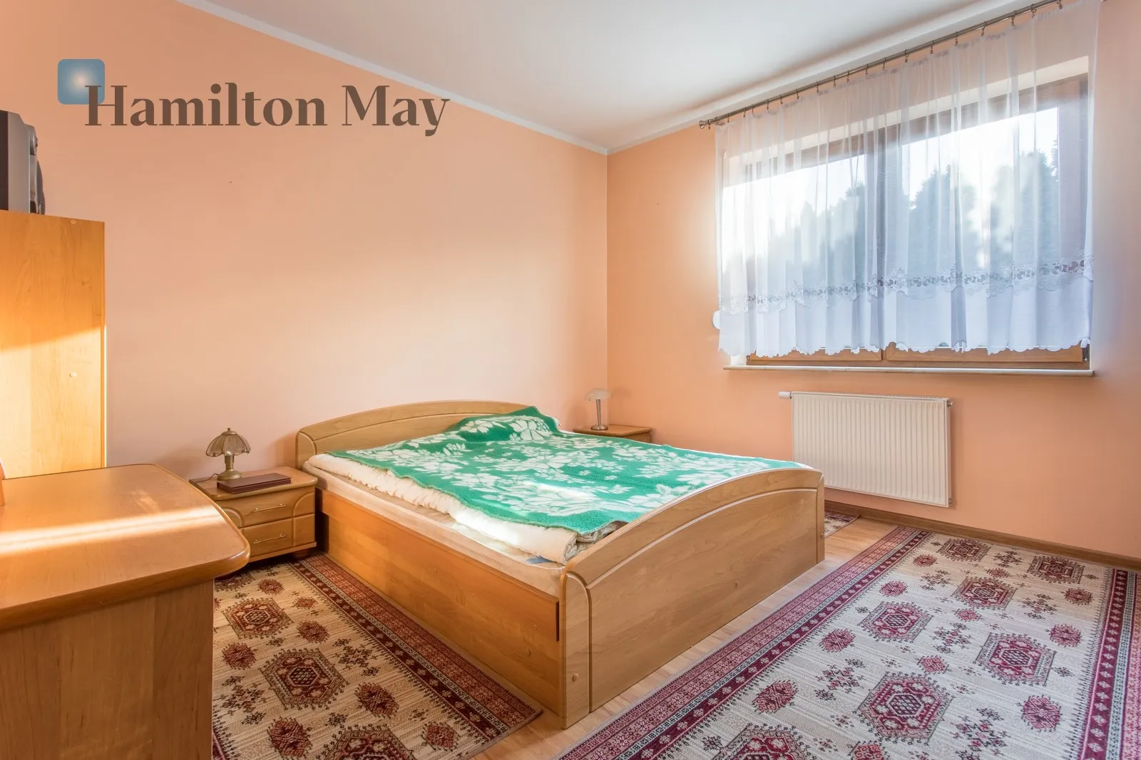 Продається просторий, функціональний окремий будинок загальною площею приблизно 200 м², розташований на великій ділянці площею 1339 м². Побудований у 2012 році, цей будинок ідеально підходить для сім'ї, яка шукає комфорт, простір та спокійну обстановку. - slider