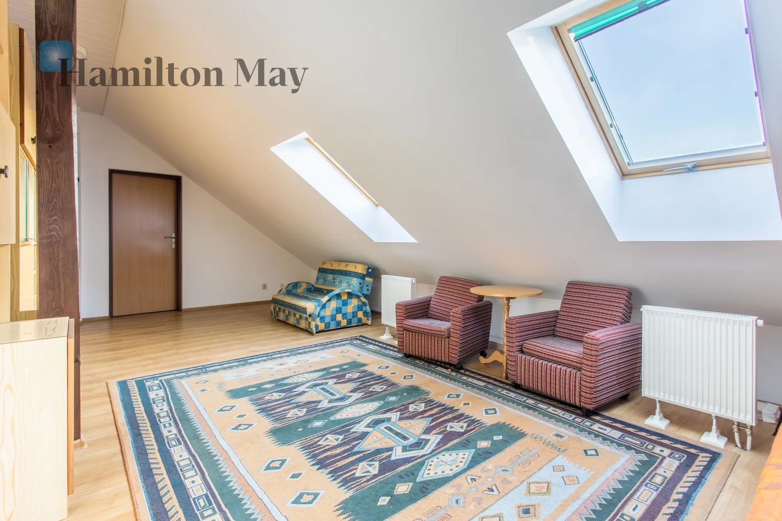 Продається просторий, функціональний окремий будинок загальною площею приблизно 200 м², розташований на великій ділянці площею 1339 м². Побудований у 2012 році, цей будинок ідеально підходить для сім'ї, яка шукає комфорт, простір та спокійну обстановку. - slider