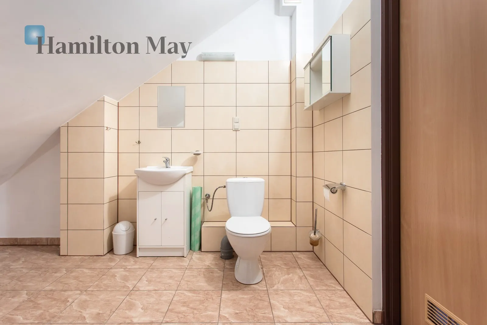 Продається просторий, функціональний окремий будинок загальною площею приблизно 200 м², розташований на великій ділянці площею 1339 м². Побудований у 2012 році, цей будинок ідеально підходить для сім'ї, яка шукає комфорт, простір та спокійну обстановку. - slider