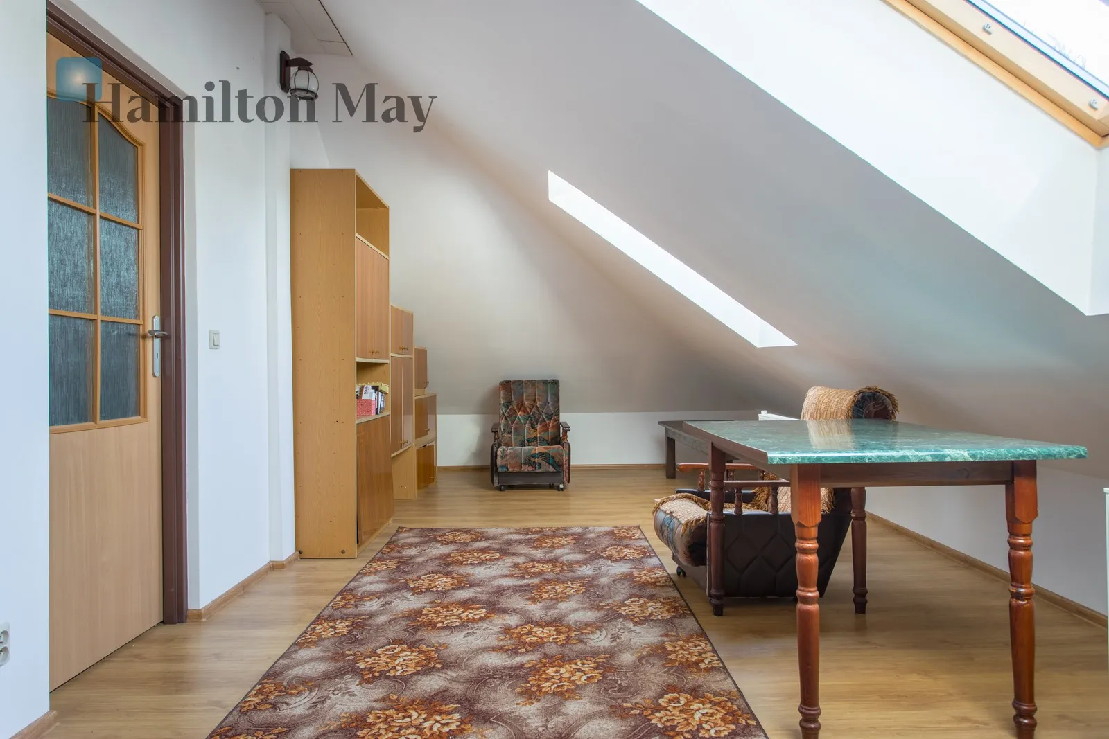 Продається просторий, функціональний окремий будинок загальною площею приблизно 200 м², розташований на великій ділянці площею 1339 м². Побудований у 2012 році, цей будинок ідеально підходить для сім'ї, яка шукає комфорт, простір та спокійну обстановку. - slider