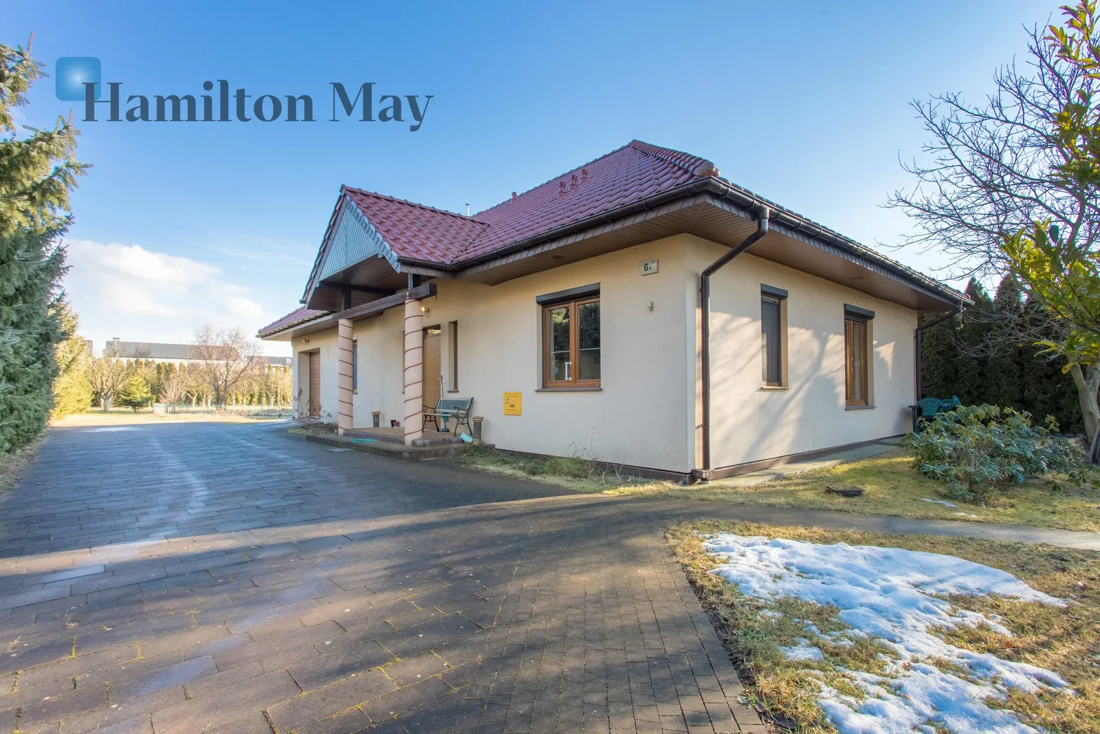 Na sprzedaż przestronny, funkcjonalny dom wolnostojący o powierzchni całkowitej ok. 200 m², położony na dużej działce 1339 m². Nieruchomość z 2012 roku, idealna dla rodziny szukającej komfortu, przestrzeni i spokojnego otoczenia

 - slider