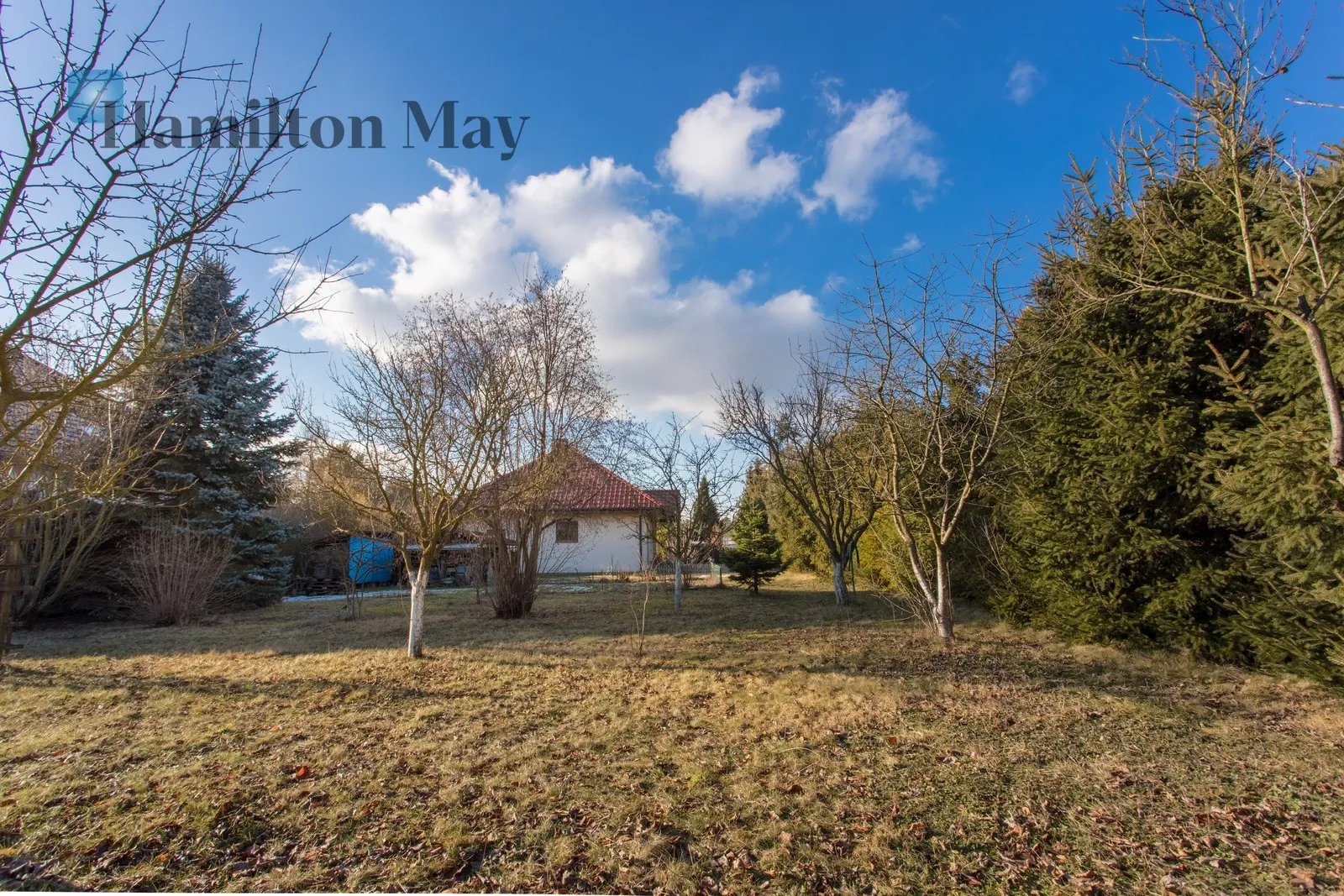 Продається просторий, функціональний окремий будинок загальною площею приблизно 200 м², розташований на великій ділянці площею 1339 м². Побудований у 2012 році, цей будинок ідеально підходить для сім'ї, яка шукає комфорт, простір та спокійну обстановку. - slider