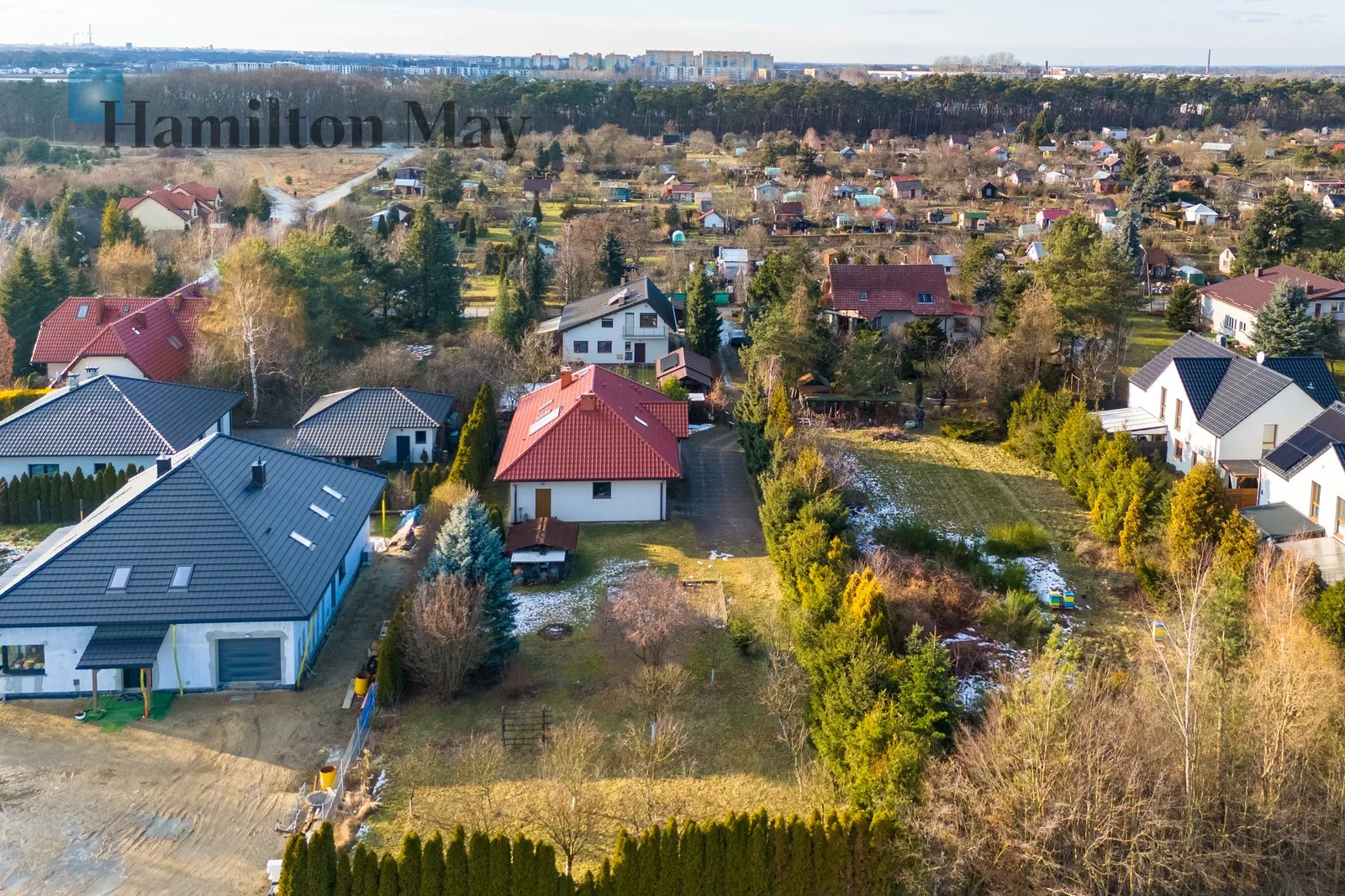 Продається просторий, функціональний окремий будинок загальною площею приблизно 200 м², розташований на великій ділянці площею 1339 м². Побудований у 2012 році, цей будинок ідеально підходить для сім'ї, яка шукає комфорт, простір та спокійну обстановку. - slider