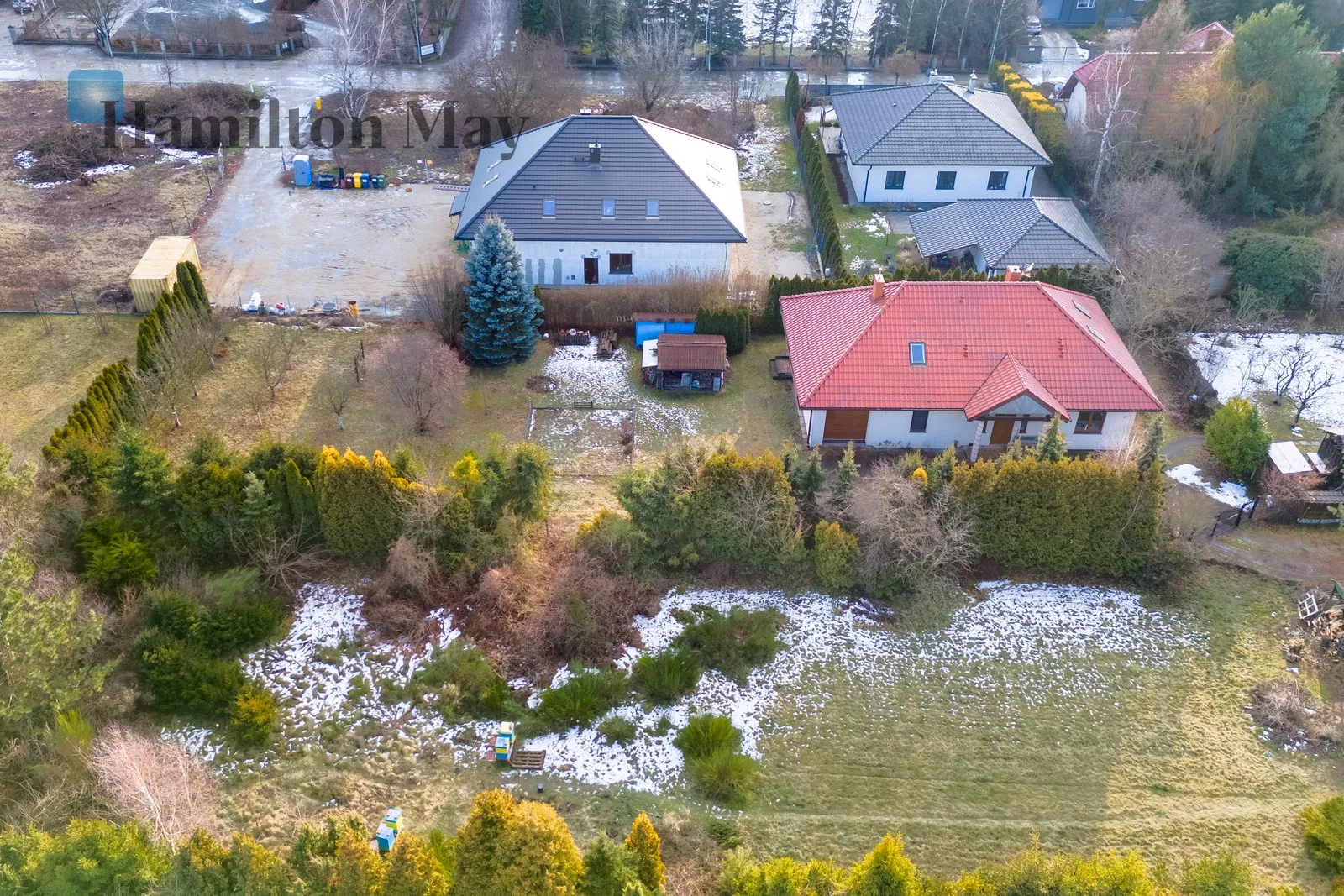Продається просторий, функціональний окремий будинок загальною площею приблизно 200 м², розташований на великій ділянці площею 1339 м². Побудований у 2012 році, цей будинок ідеально підходить для сім'ї, яка шукає комфорт, простір та спокійну обстановку. - slider
