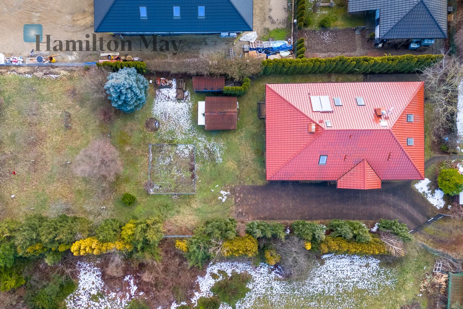 Продається просторий, функціональний окремий будинок загальною площею приблизно 200 м², розташований на великій ділянці площею 1339 м². Побудований у 2012 році, цей будинок ідеально підходить для сім'ї, яка шукає комфорт, простір та спокійну обстановку. - slider