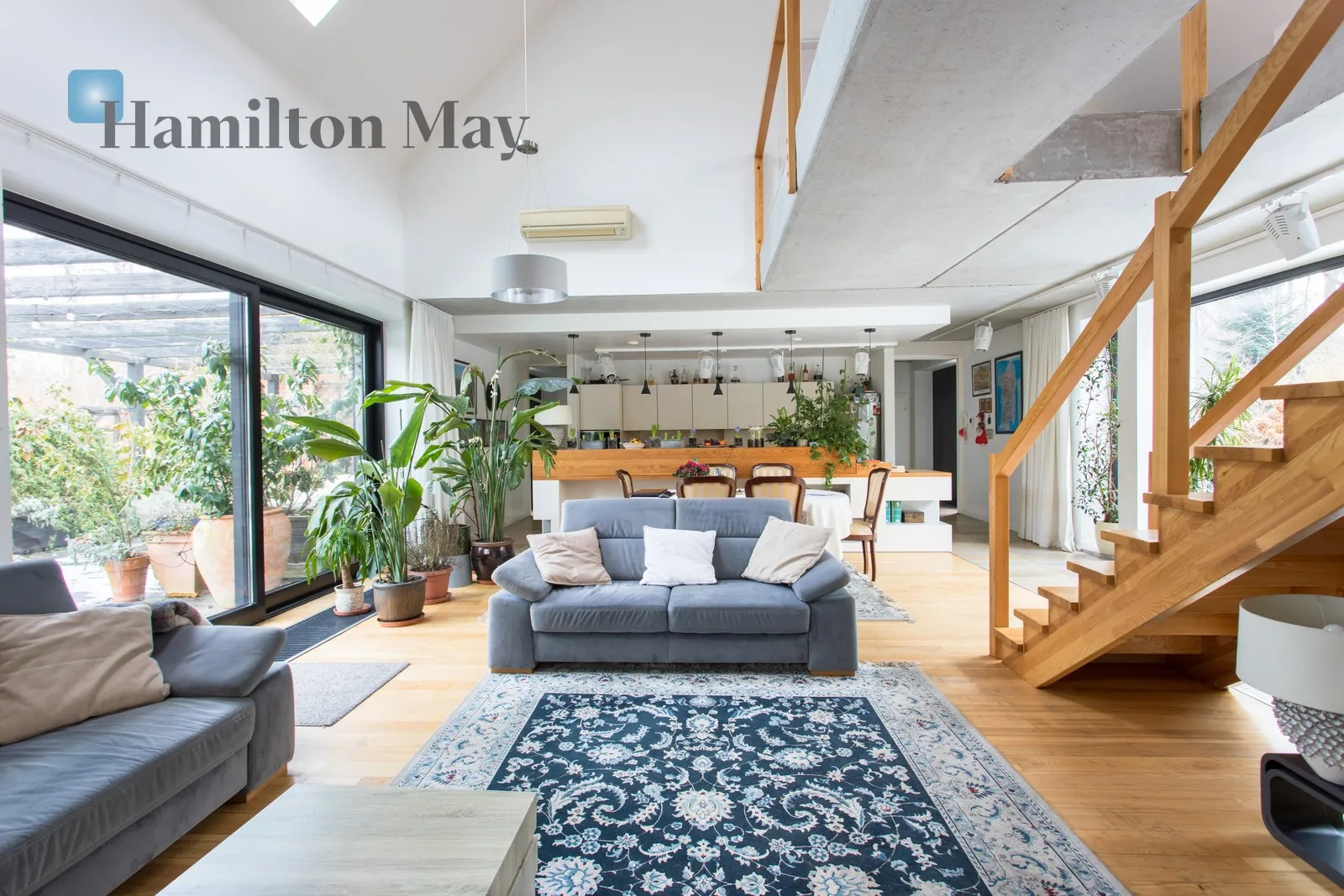 City: Chwałowice Street: Główna Region: Chwałowice Distance to centre: 27.34 km Price: 2899000 PLN Bedrooms: 6 Bathrooms: 4 Plot size: 8600m2 - slider