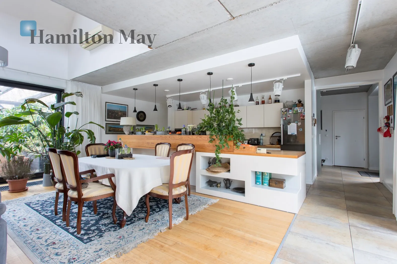 Street: Główna Region: Chwałowice Distance to centre: 27.34 km Price: 2899000 PLN Bedrooms: 6 Bathrooms: 4 Plot size: 8600m2 Price/m2: 9663 PLN - slider