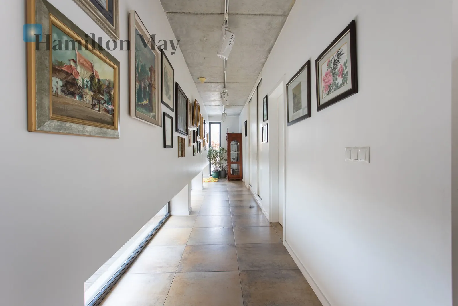 Street: Główna Region: Chwałowice Distance to centre: 27.34 km Price: 2899000 PLN Bedrooms: 6 Bathrooms: 4 Plot size: 8600m2 - slider