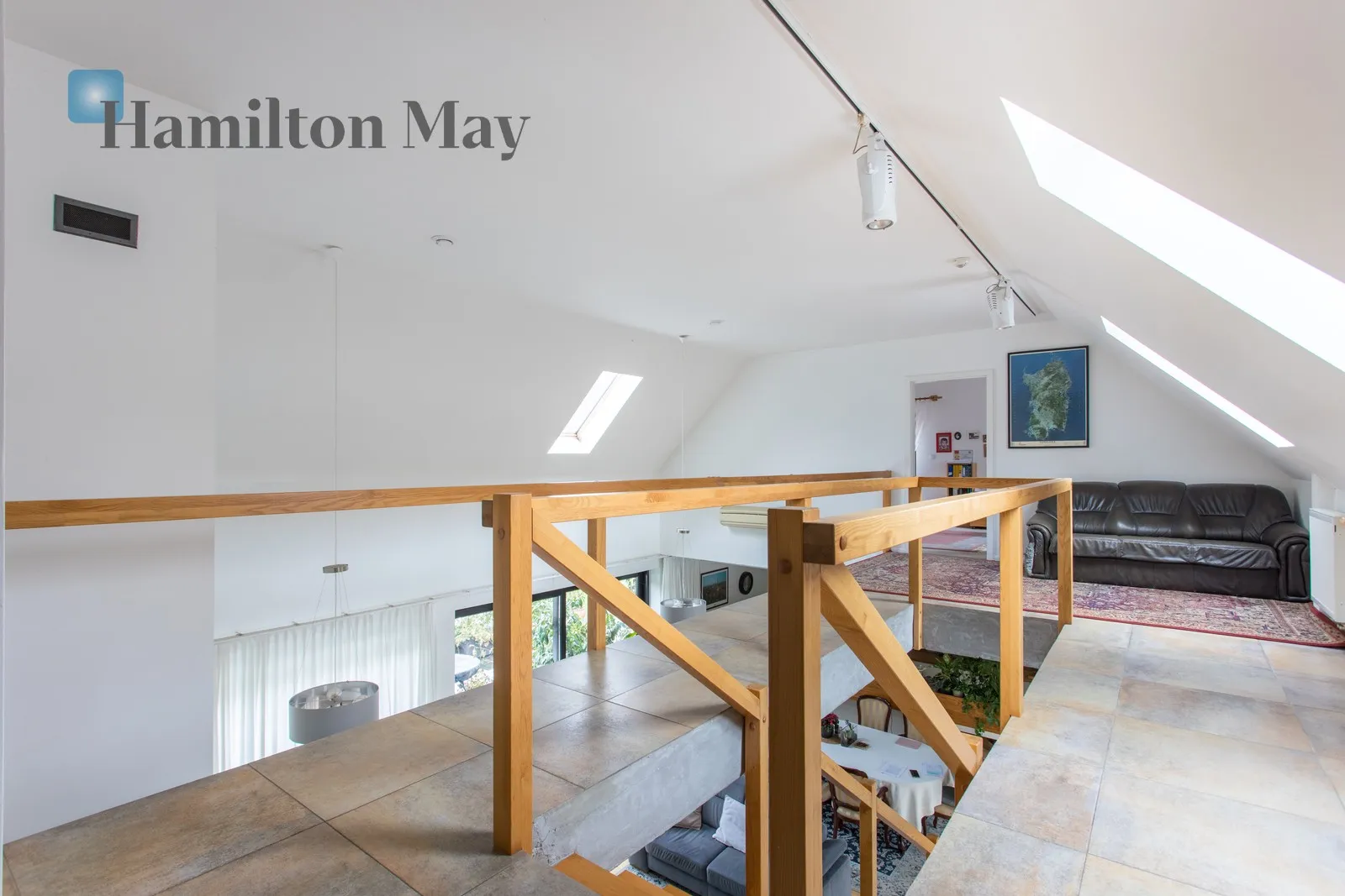 Street: Główna Region: Chwałowice Distance to centre: 27.34 km Price: 2899000 PLN Bedrooms: 6 Bathrooms: 4 - slider