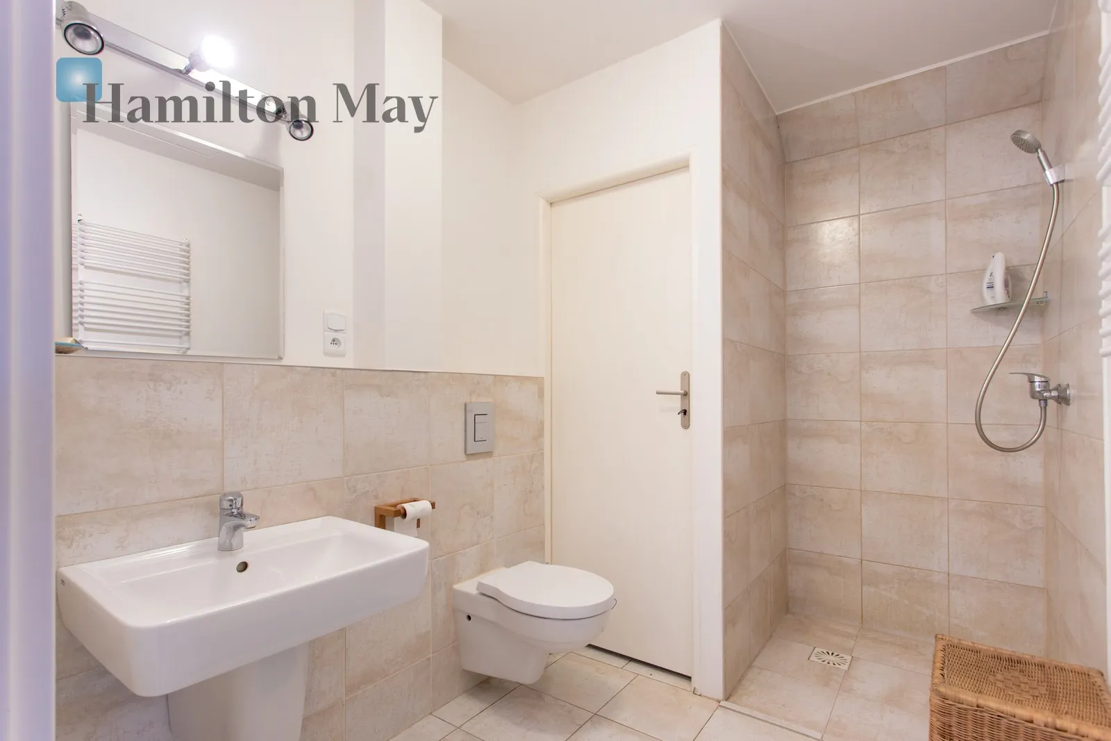 Distance to centre: 27.34 km Price: 2899000 PLN Bedrooms: 6 Bathrooms: 4 Plot size: 8600m2 - slider