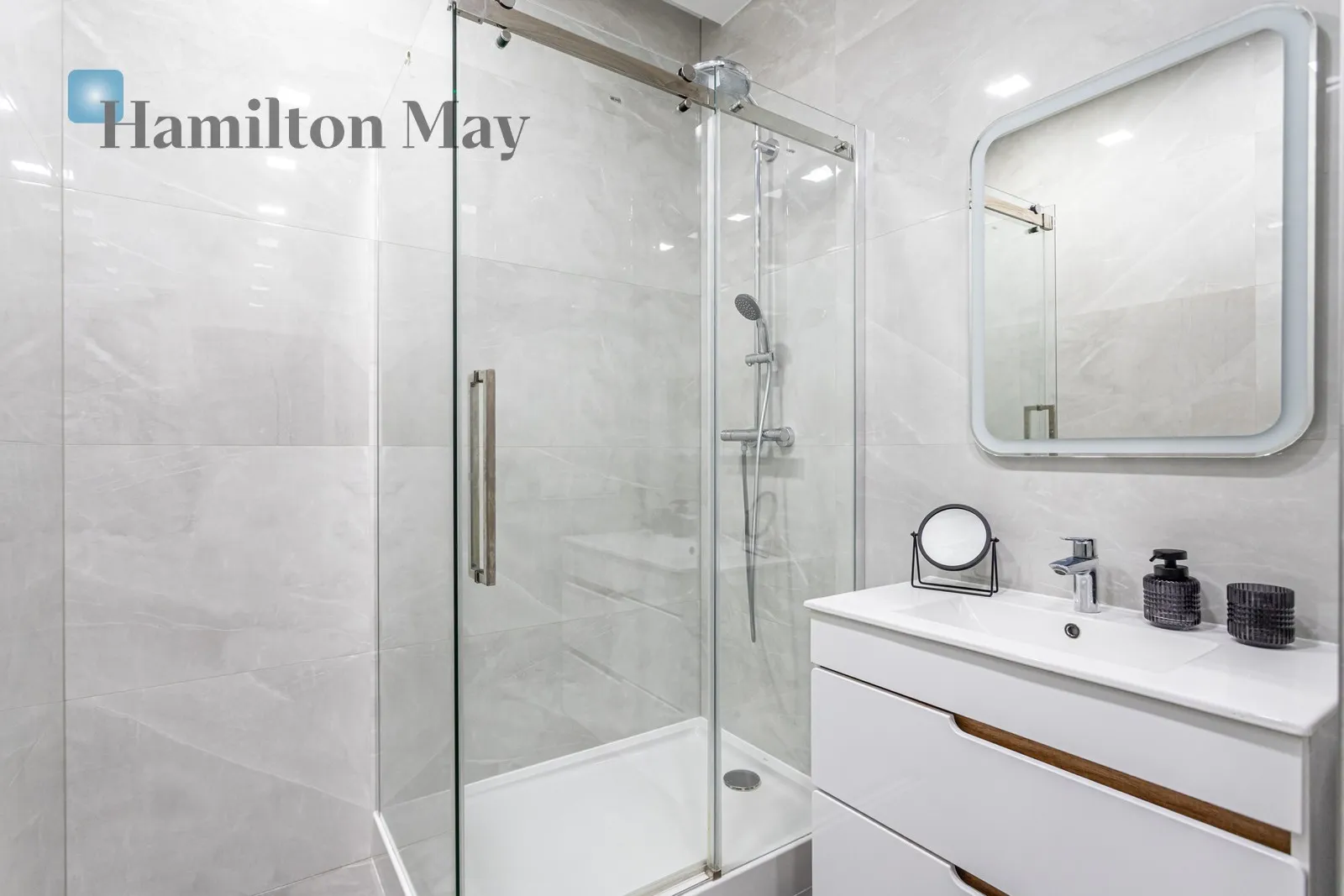 Subregion: Błonia Wilanowskie Distance to centre: 9.49 km Price: 2502732 PLN Bedrooms: 3 Bathrooms: null - slider