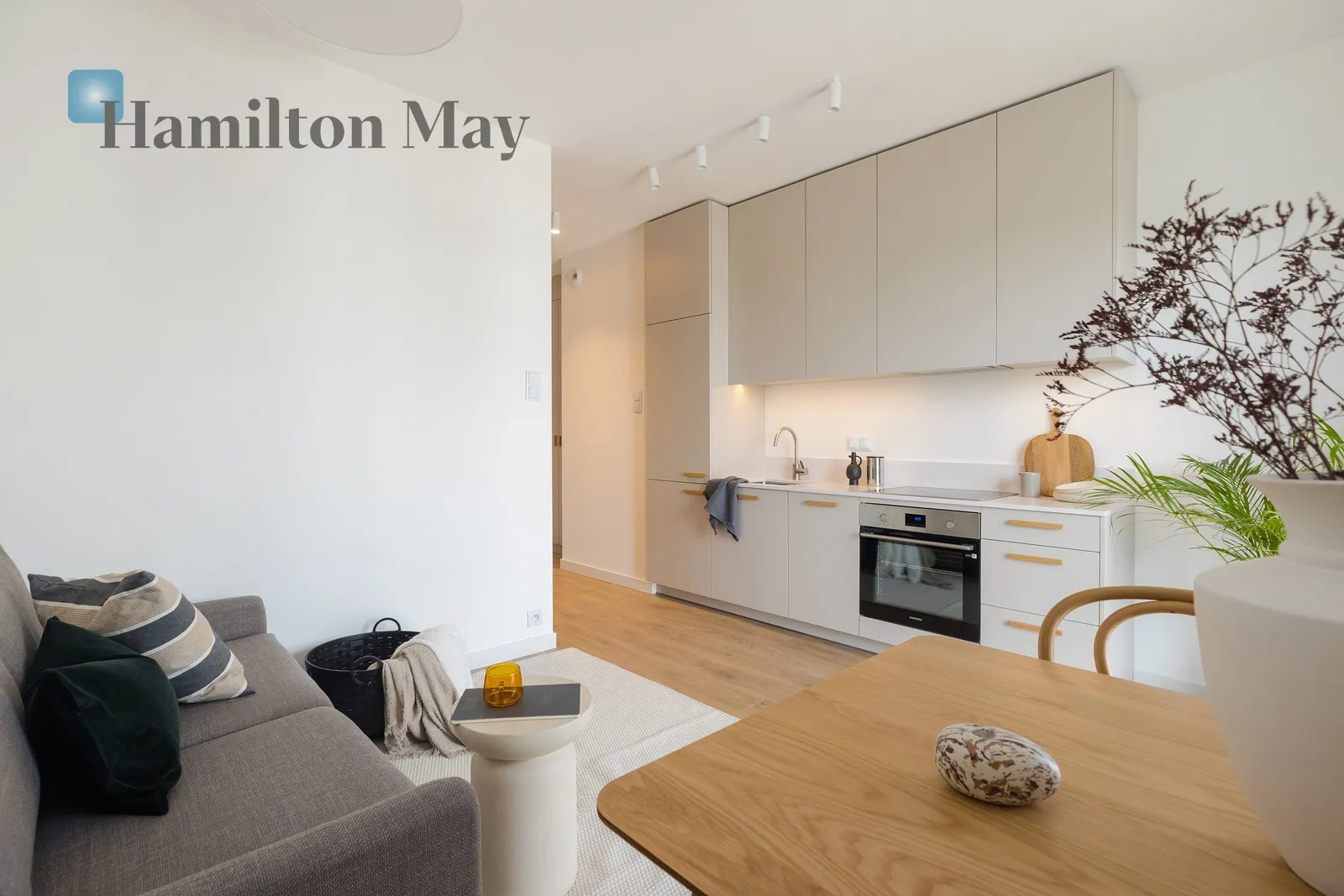 Street: Wschodu Słońca Region: Włochy Subregion: Raków Distance to centre: 5.73 km Level: 1 Price: 565000 PLN Bedrooms: 0 Bathrooms: 1 Size: 25m2 Price/m2: 22600 PLN - slider