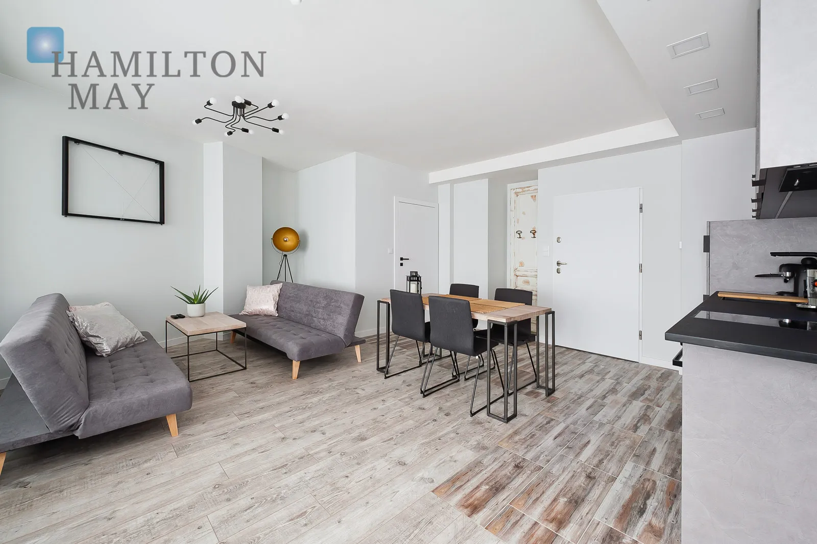 A modern apartment with a terrace in the prestigious Ludwinów development on the Vistula Boulevards - slider