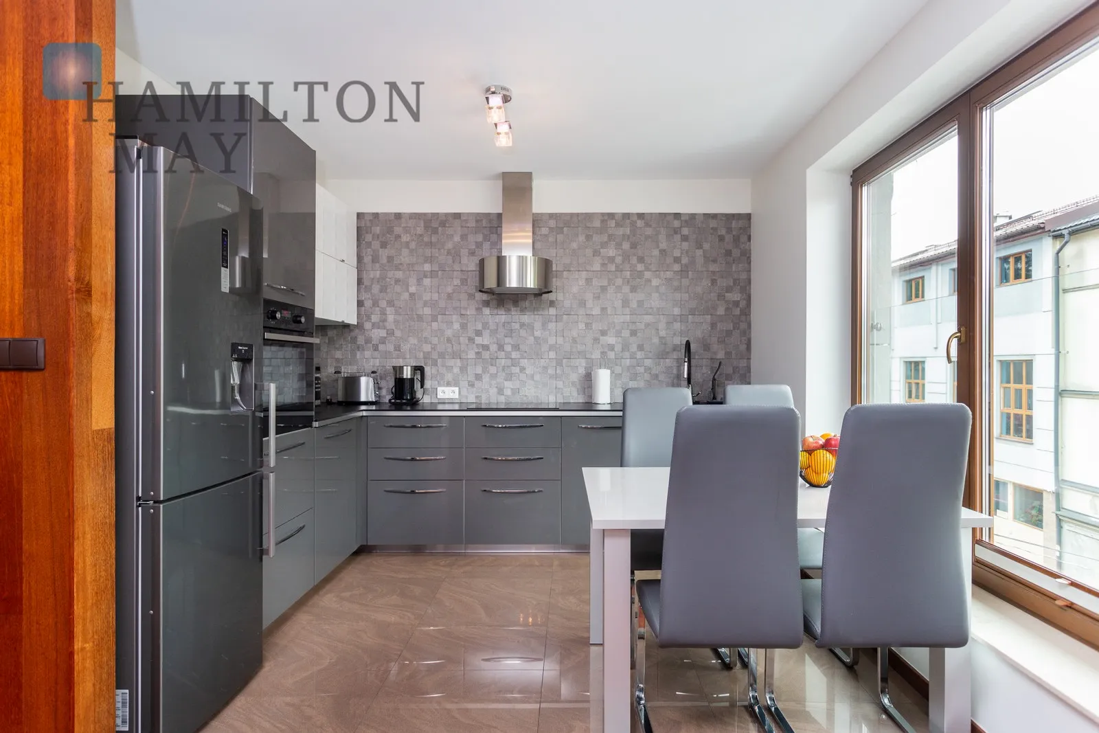 Region: Zwierzyniec Subregion: Salwator Distance to centre: 1 km Level: 2 Price: 4900 PLN Bedrooms: 2 Bathrooms: 2 Size: 81.5m2 Price/m2: 60 PLN - slider