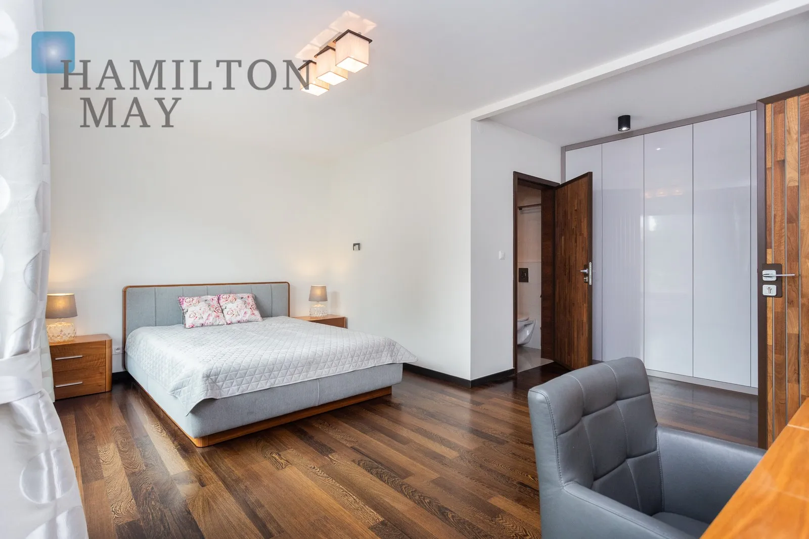 Street: Królowej Jadwigi Region: Zwierzyniec Subregion: Salwator Distance to centre: 1 km Level: 2 Price: 4900 PLN Bedrooms: 2 Bathrooms: 2 - slider