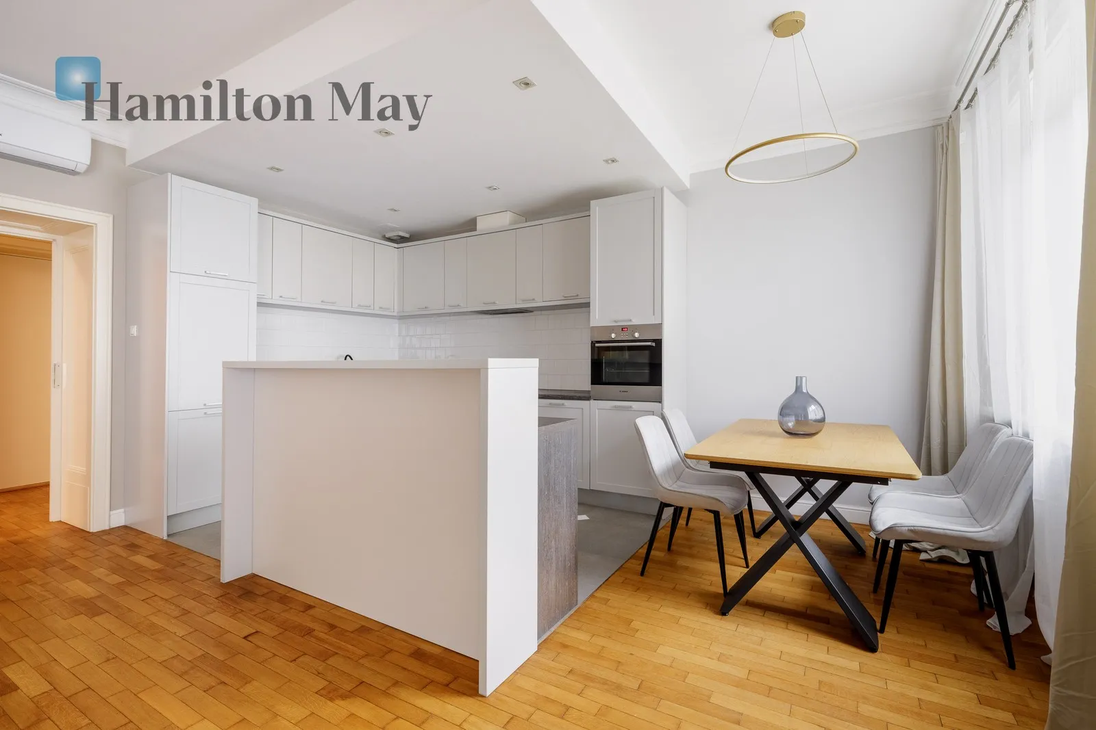 City: Kraków Street: Józefa Sarego Region: Stare Miasto Distance to centre: 0.73 km Level: 2 Price: 6500 PLN Bedrooms: 2 - slider