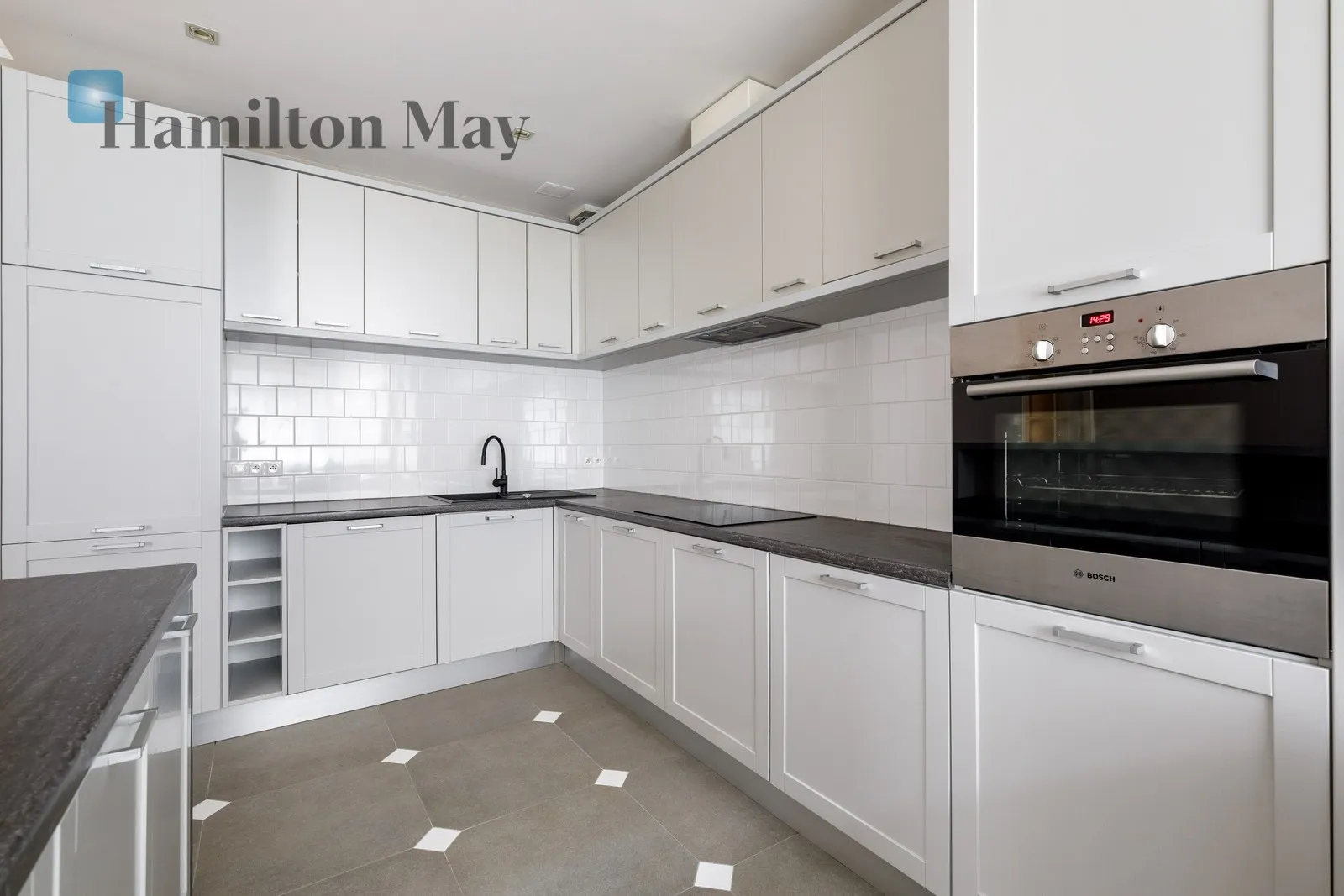 Distance to centre: 0.73 km Level: 2 Price: 6500 PLN Bedrooms: 2 Bathrooms: 2 Size: 115m2 Price/m2: 57 PLN - slider