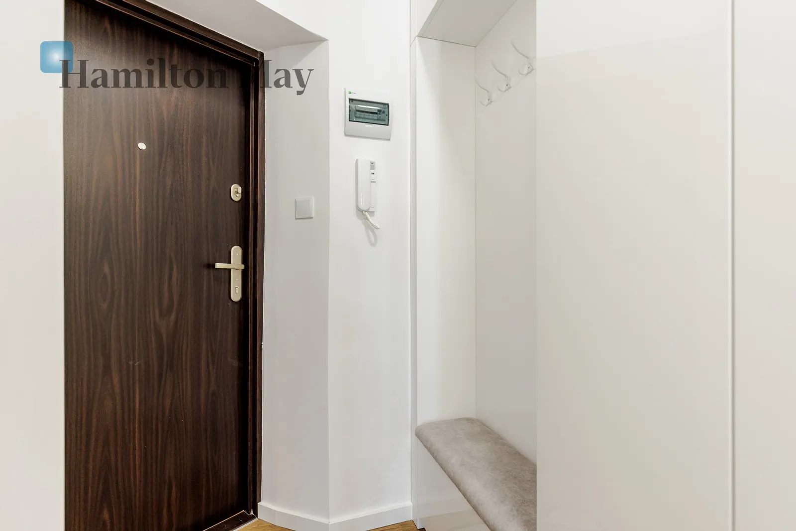Street: Hoża Region: Śródmieście Subregion: Śródmieście Południowe Distance to centre: 0.48 km Level: 6 Price: 3900 PLN Bedrooms: 1 - slider