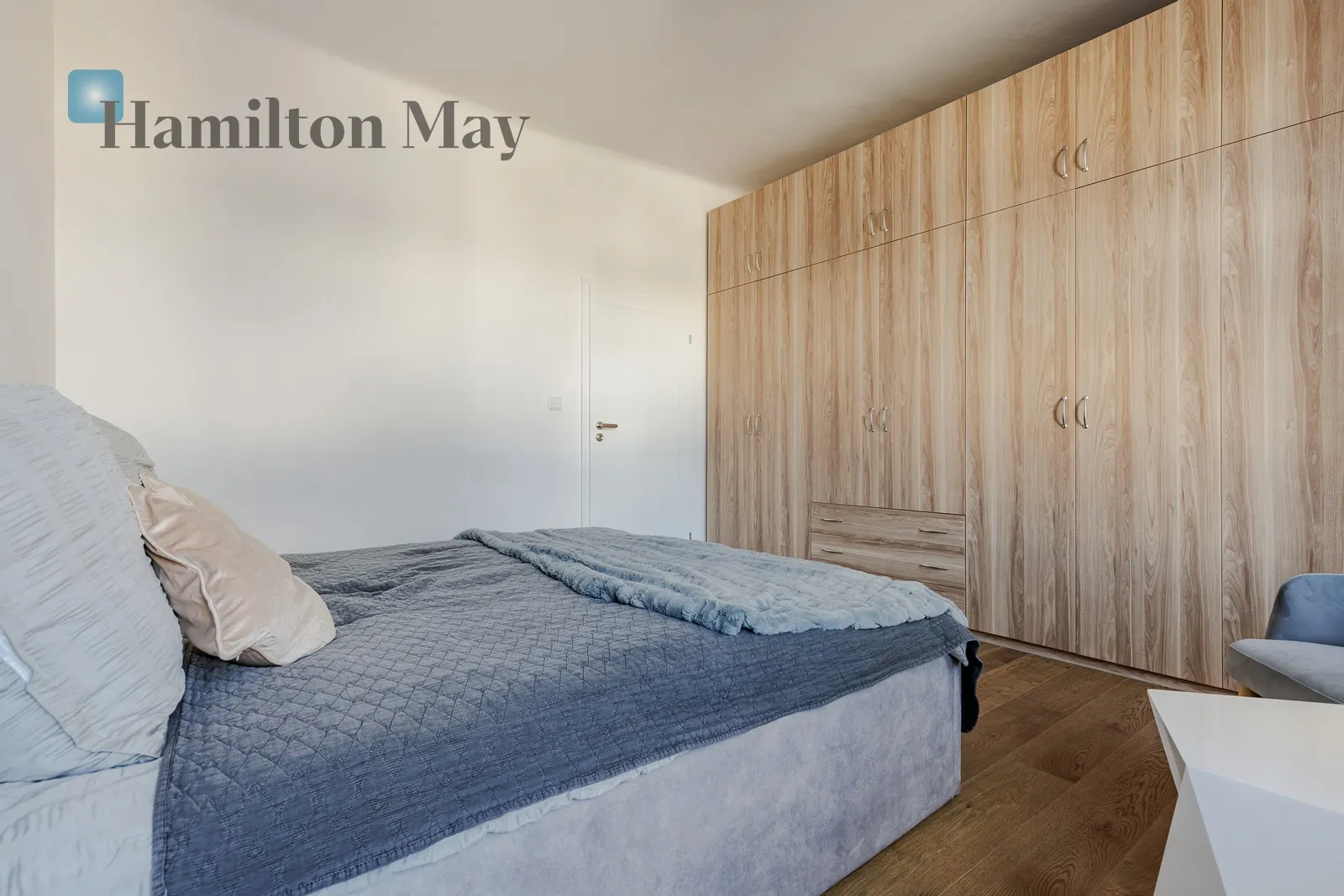 Street: Hoża Region: Śródmieście Subregion: Śródmieście Południowe Distance to centre: 0.48 km Level: 6 Price: 3900 PLN Bedrooms: 1 Bathrooms: 1 - slider