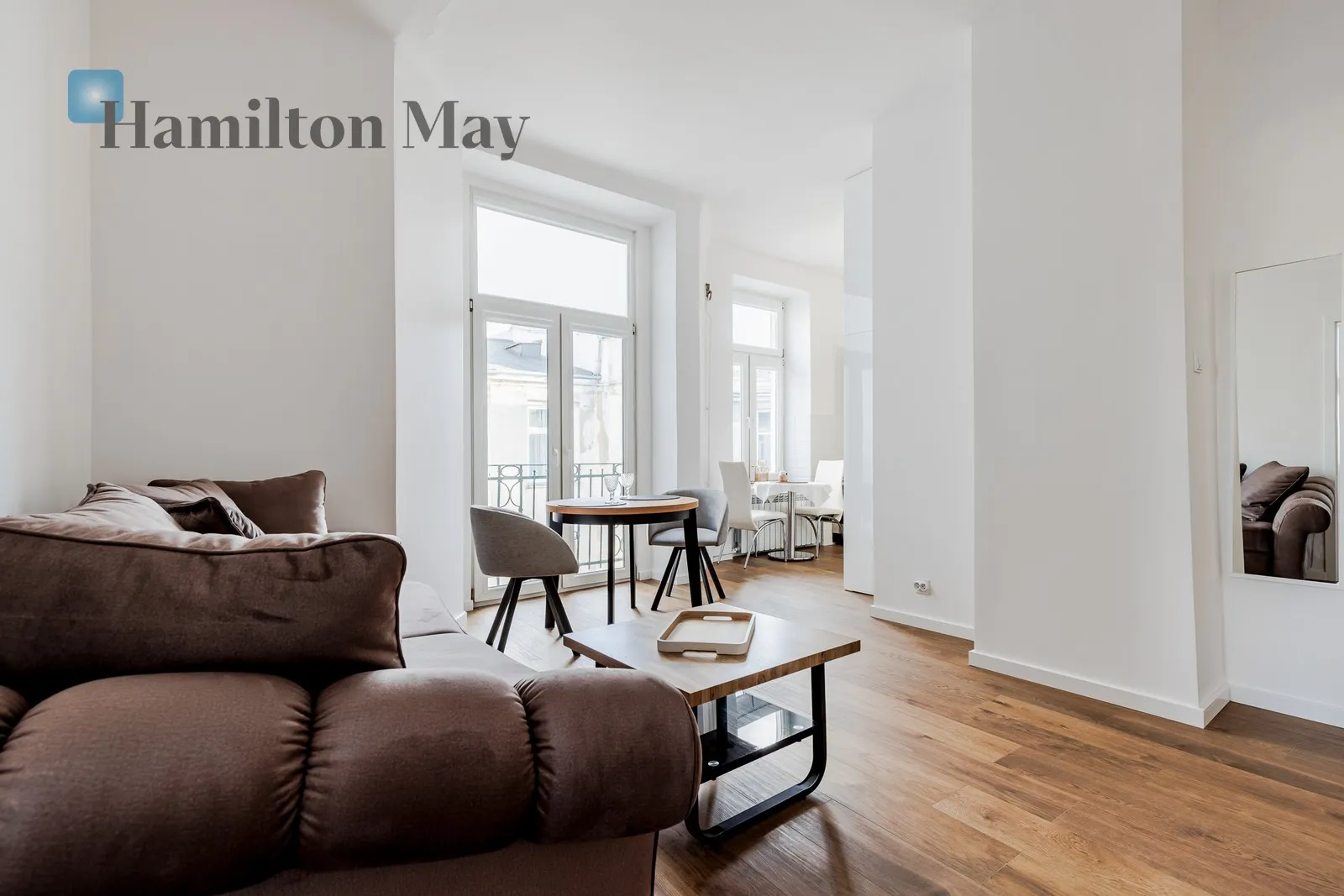 City: Warszawa Street: Hoża Region: Śródmieście Subregion: Śródmieście Południowe Distance to centre: 0.48 km Level: 6 Price: 3900 PLN Bedrooms: 1 Bathrooms: 1 - slider
