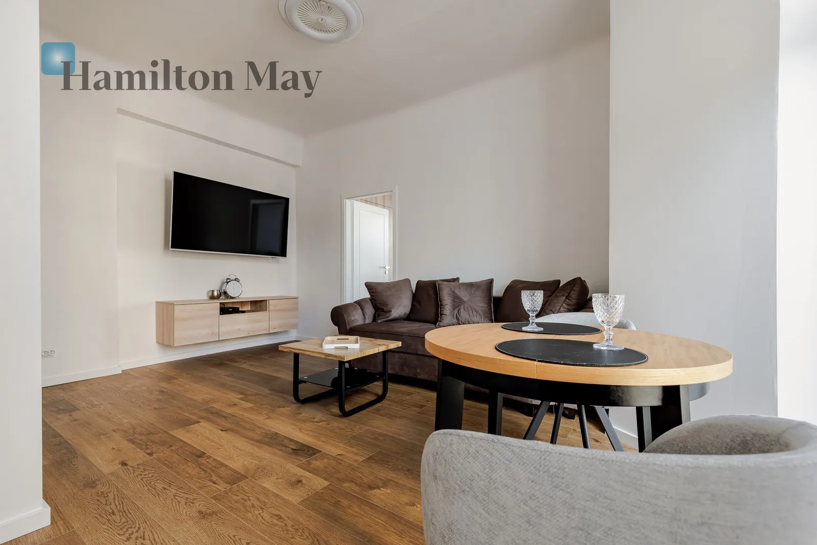 City: Warszawa Street: Hoża Region: Śródmieście Subregion: Śródmieście Południowe Distance to centre: 0.48 km Level: 6 Price: 3900 PLN Bedrooms: 1 Bathrooms: 1 Size: 49m2 - slider