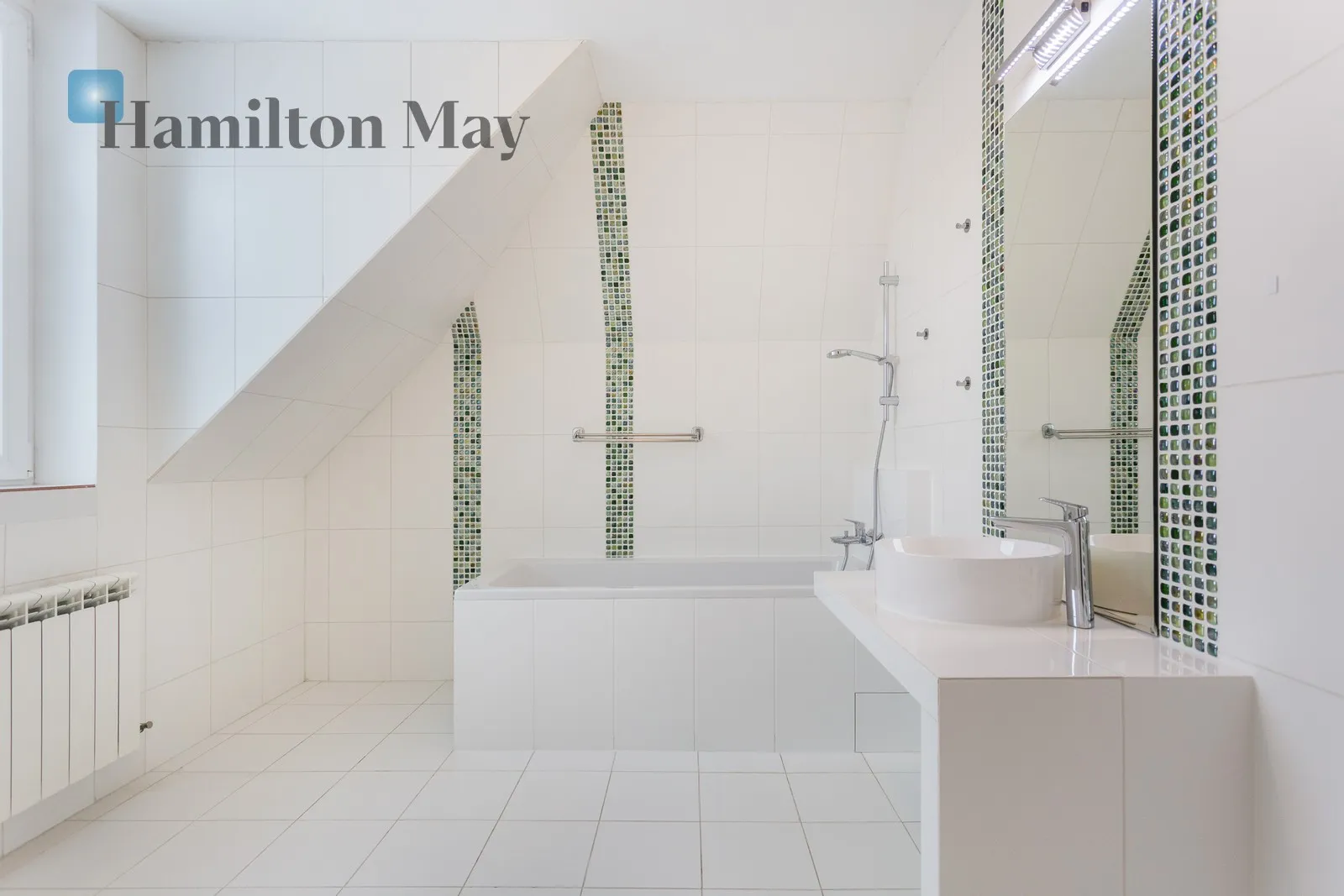 Distance to centre: 4.91 km Level: -9 Price: 17500 PLN Bedrooms: 5 Bathrooms: 3 - slider