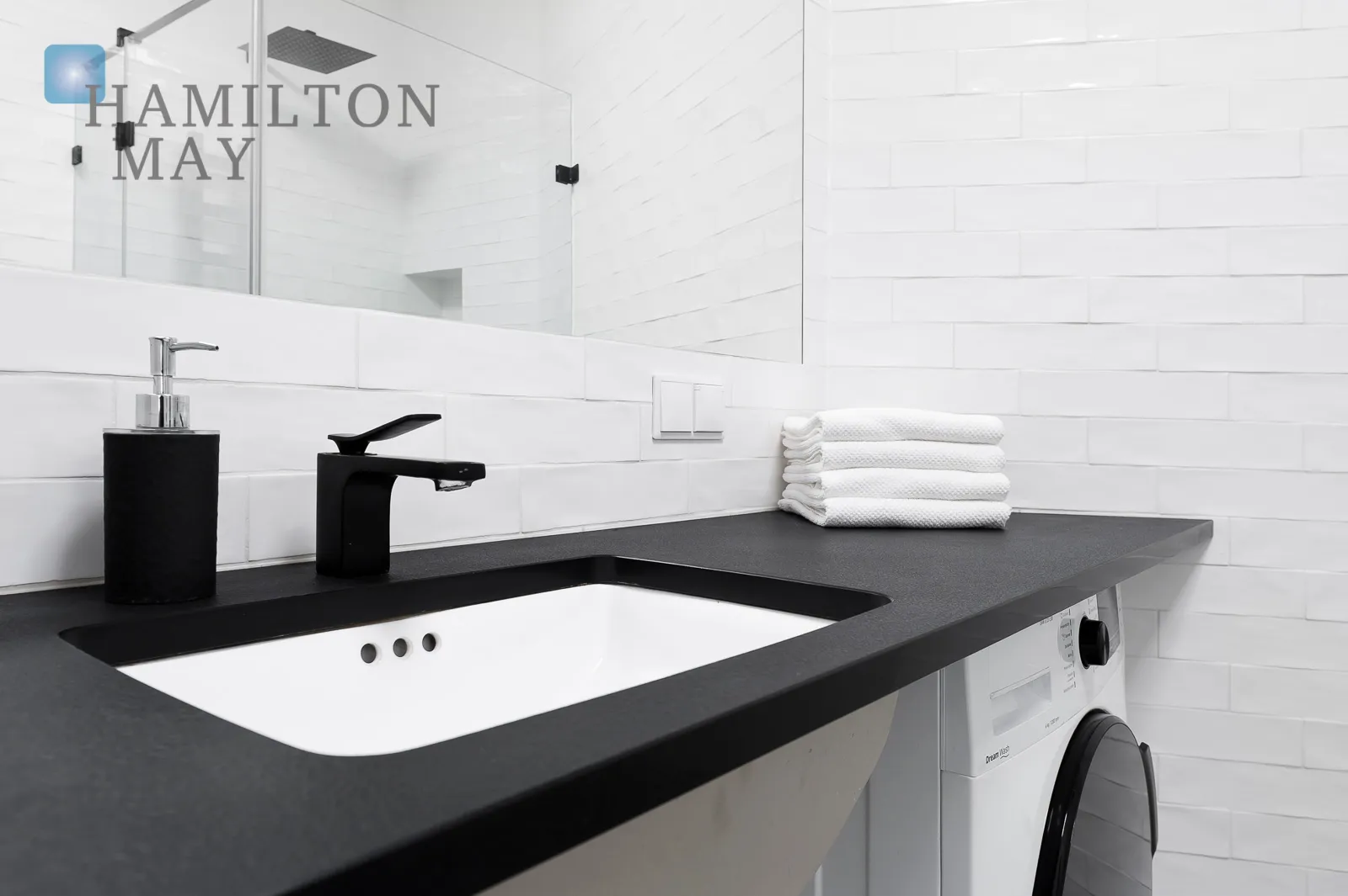 A modern apartment with a terrace in the prestigious Ludwinów development on the Vistula Boulevards - slider