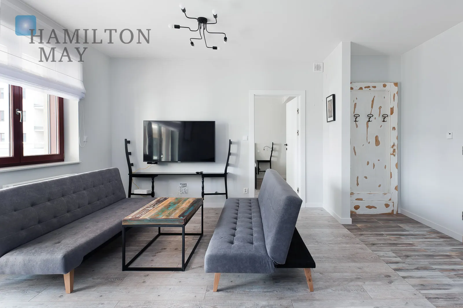 A modern apartment with a terrace in the prestigious Ludwinów development on the Vistula Boulevards - slider