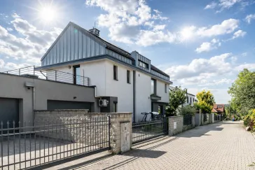 Сучасний, просторий будинок із 7 кімнатами, 284 м², поблизу Закшувка - slider