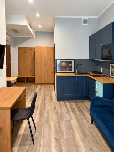 Street: Komandorska Region: Stare Miasto Distance to centre: 1.09 km Level: 1 Price: 2500 PLN Bedrooms: 0 Bathrooms: 1 Size: 30m2 - slider