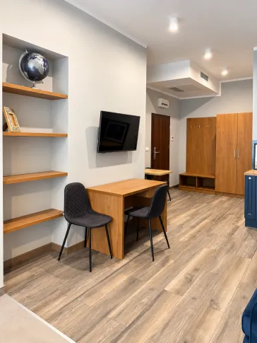 City: Wrocław Street: Komandorska Region: Stare Miasto Distance to centre: 1.09 km Level: 1 Price: 2500 PLN Bedrooms: 0 Bathrooms: 1 - slider