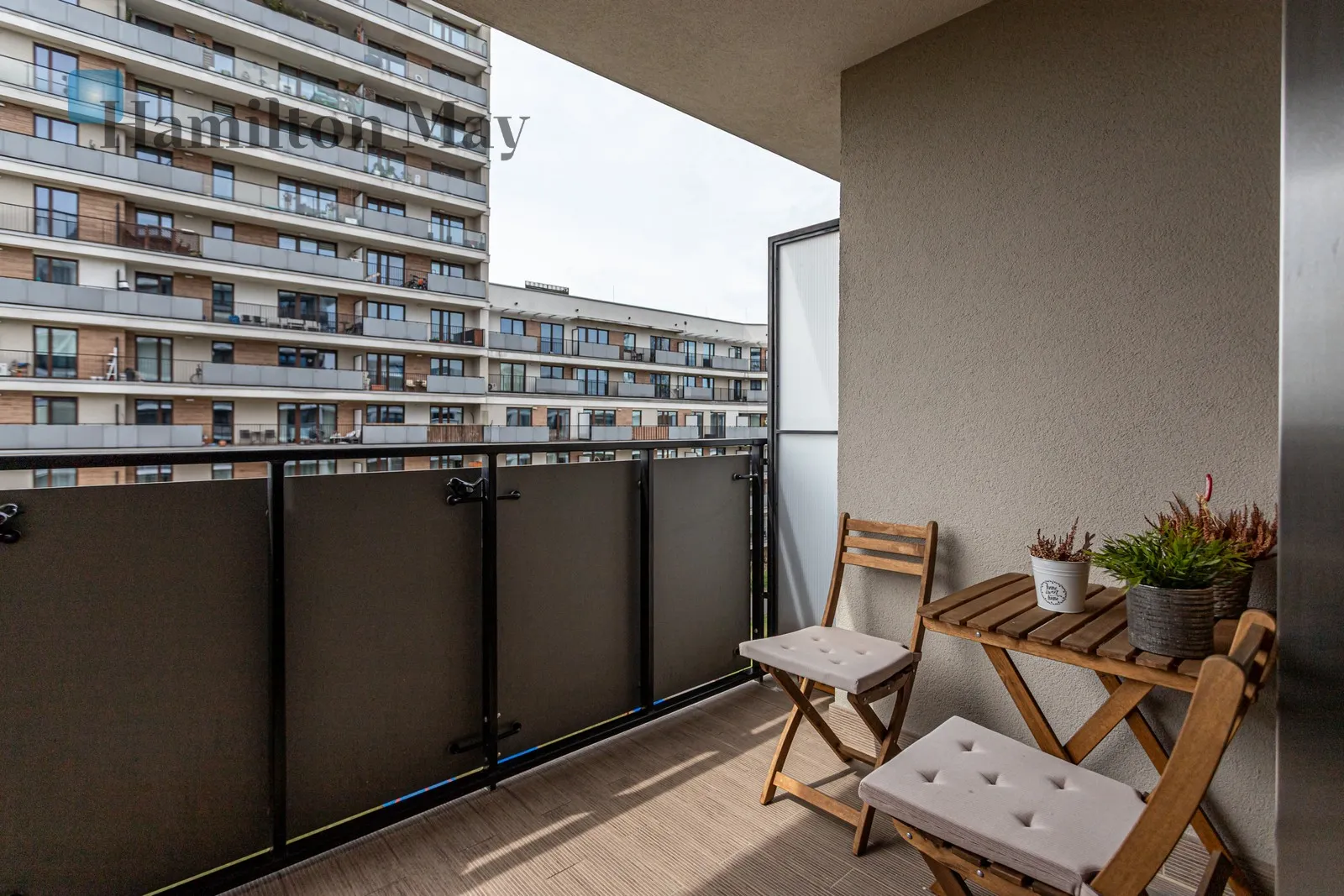 Subregion: Gocław Distance to centre: 6.73 km Level: 4 Price: 3500 PLN Bedrooms: 1 Bathrooms: 1 Size: 40m2 - slider