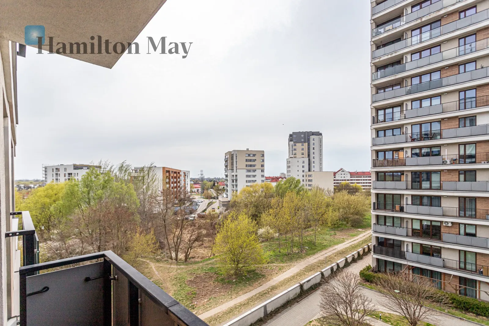 Distance to centre: 6.73 km Level: 4 Price: 3500 PLN Bedrooms: 1 Bathrooms: 1 Size: 40m2 Price/m2: 88 PLN - slider