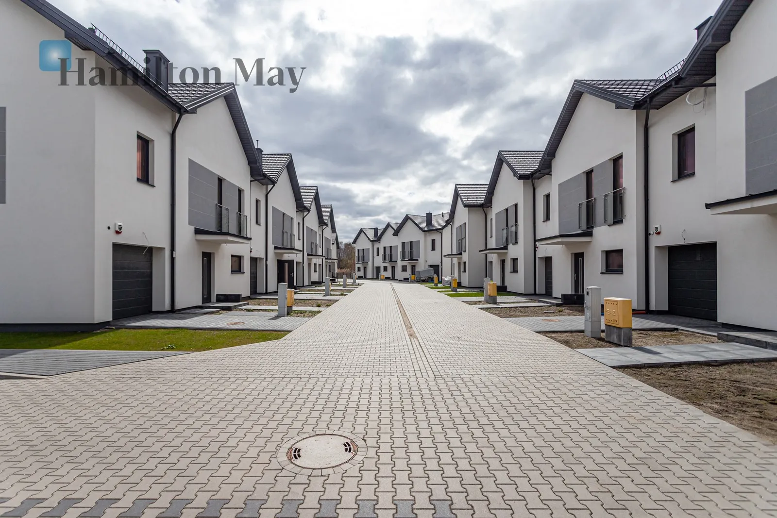 Street: Międzyosiedlowa Region: Wawer Subregion: Międzylesie Price: 1466520 PLN Bedrooms: 3 Bathrooms: 2 Plot size: 290m2 Price/m2: 10934 PLN - slider