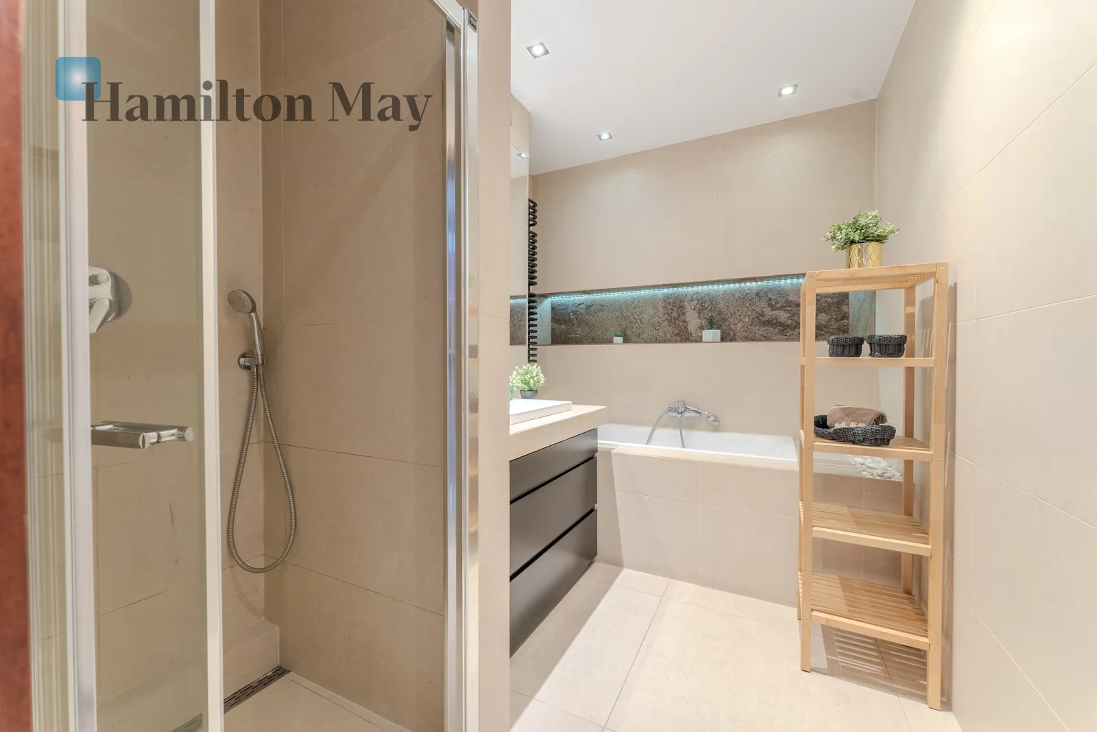 Distance to centre: 1.95 km Price: 4800 PLN Bedrooms: 1 Bathrooms: 2 Size: 58m2 - slider