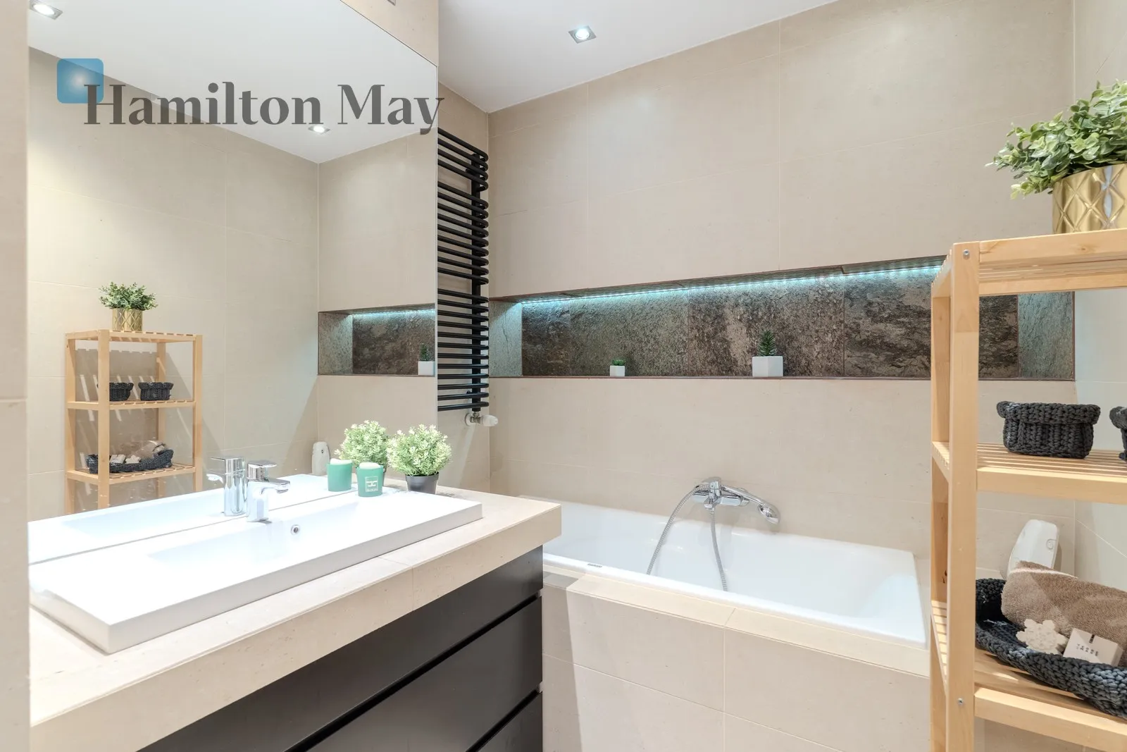 Street: Ludwinowska Region: Dębniki Distance to centre: 1.95 km Price: 4800 PLN Bedrooms: 1 - slider