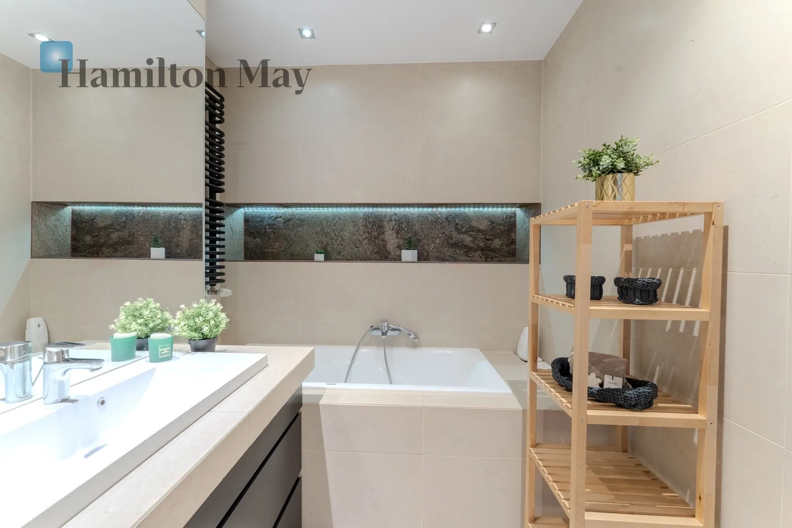 Region: Dębniki Distance to centre: 1.95 km Price: 4800 PLN Bedrooms: 1 Bathrooms: 2 - slider