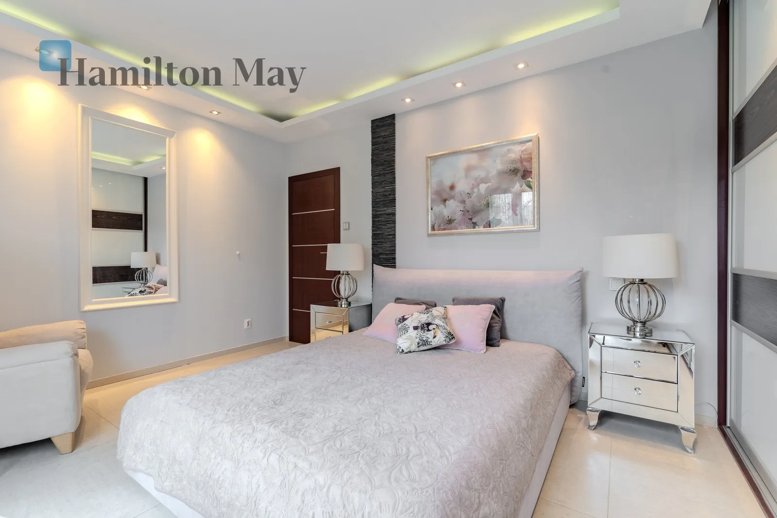 Street: Ludwinowska Region: Dębniki Distance to centre: 1.95 km Price: 4800 PLN Bedrooms: 1 Bathrooms: 2 Size: 58m2 - slider