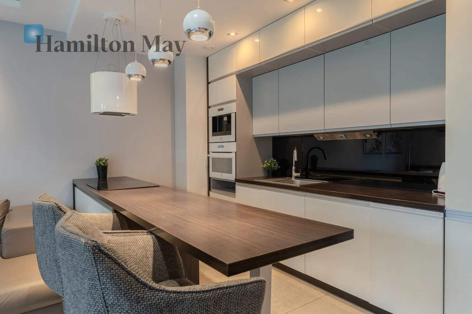 Street: Ludwinowska Region: Dębniki Distance to centre: 1.95 km Price: 4800 PLN Bedrooms: 1 Bathrooms: 2 - slider