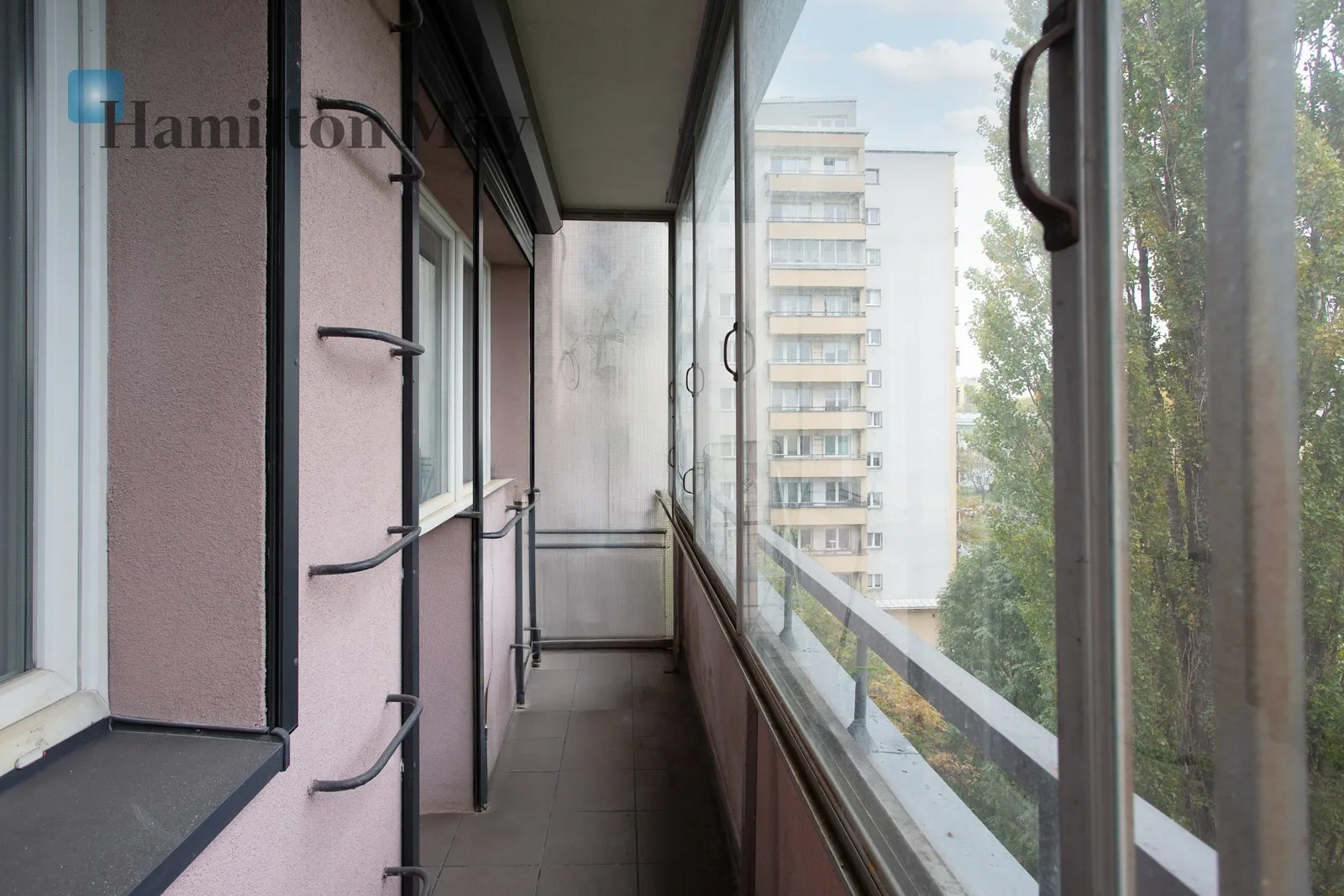 Світла квартира-студія з великим балконом, у чудовому місці недалеко від центру Кракова - slider