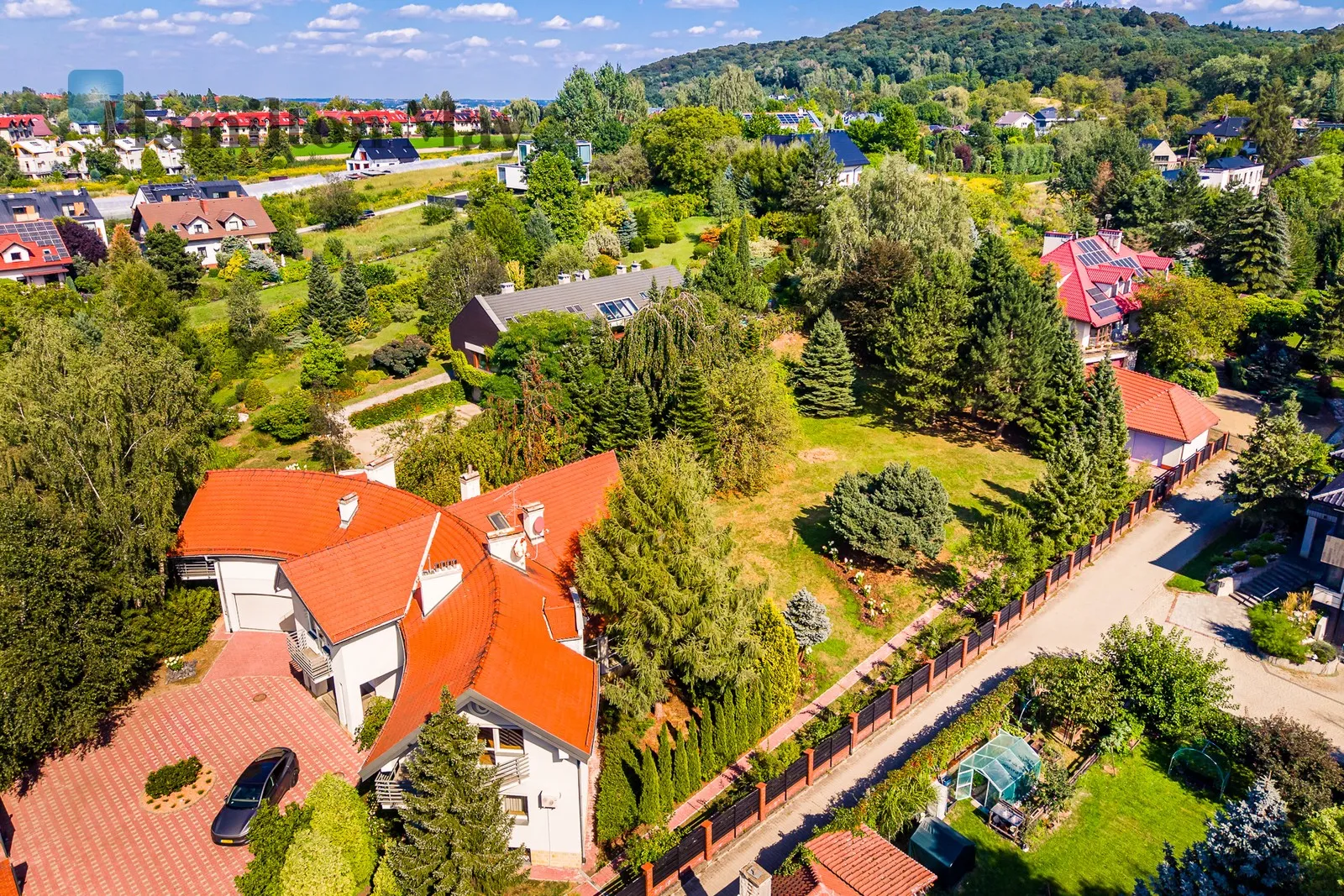 Region: Zwierzyniec Subregion: Wola Justowska Distance to centre: 7 km Level: -9 Price: 8900000 PLN Bedrooms: 5 Bathrooms: 4 Plot size: 3706m2 - slider