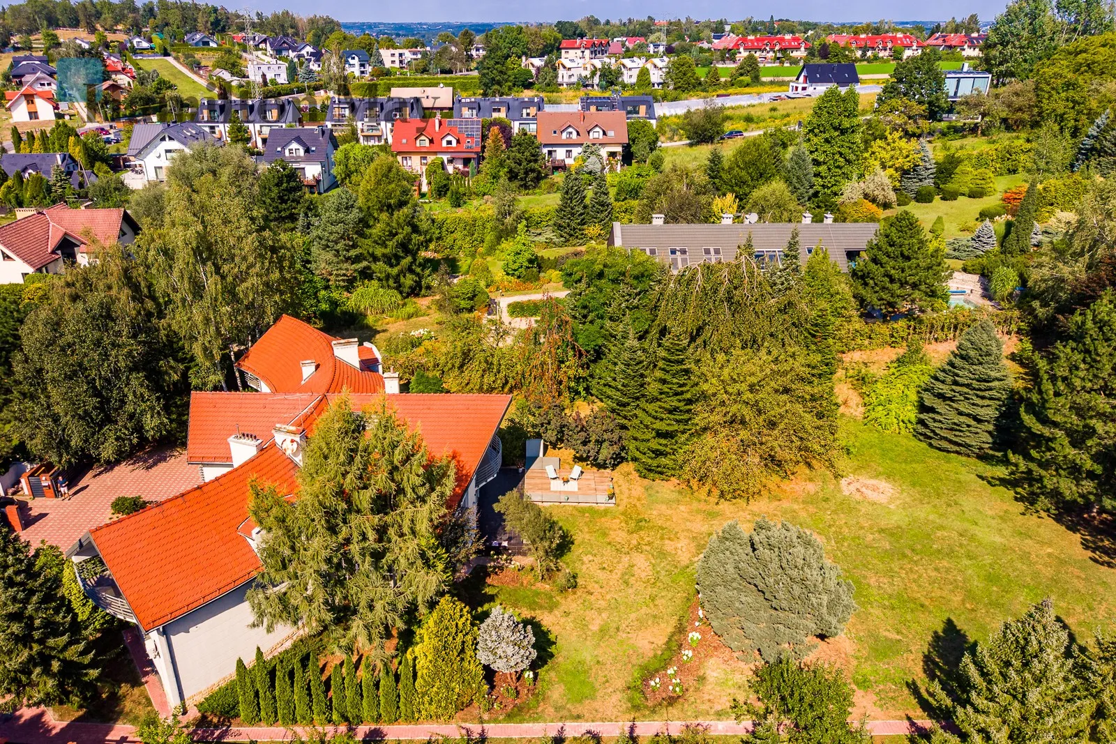 Subregion: Wola Justowska Distance to centre: 7 km Level: -9 Price: 8900000 PLN Bedrooms: 5 Bathrooms: 4 Plot size: 3706m2 Price/m2: 14933 PLN - slider