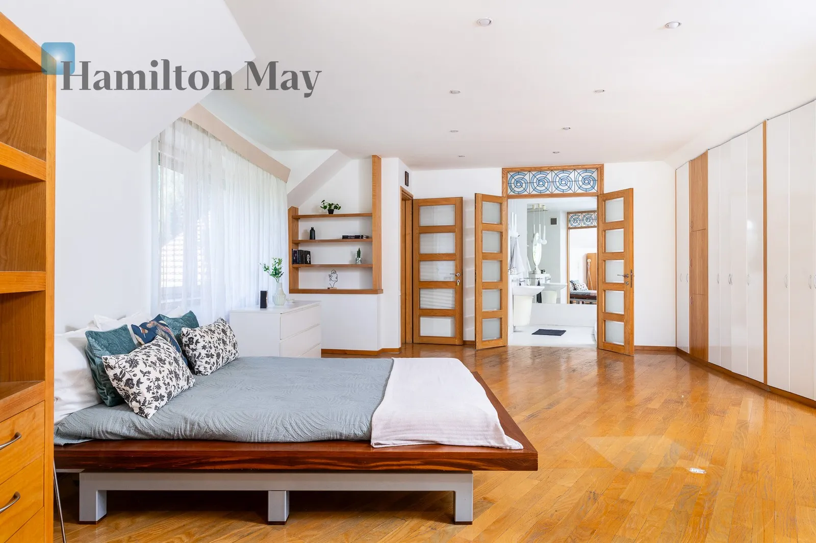 Subregion: Wola Justowska Distance to centre: 7 km Level: -9 Price: 8900000 PLN Bedrooms: 5 Bathrooms: 4 Plot size: 3706m2 - slider