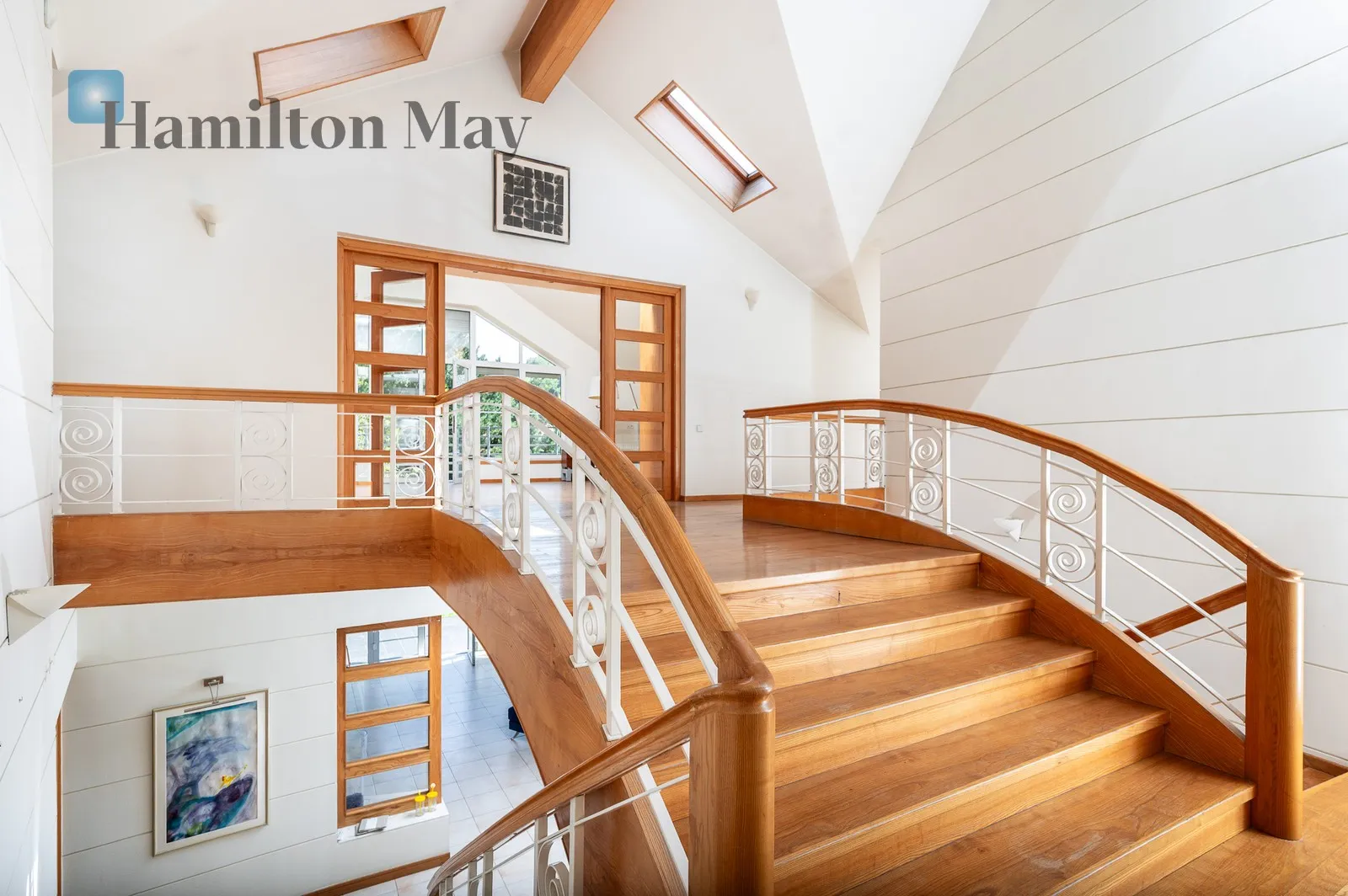 Distance to centre: 7 km Level: -9 Price: 8900000 PLN Bedrooms: 5 Bathrooms: 4 Plot size: 3706m2 - slider