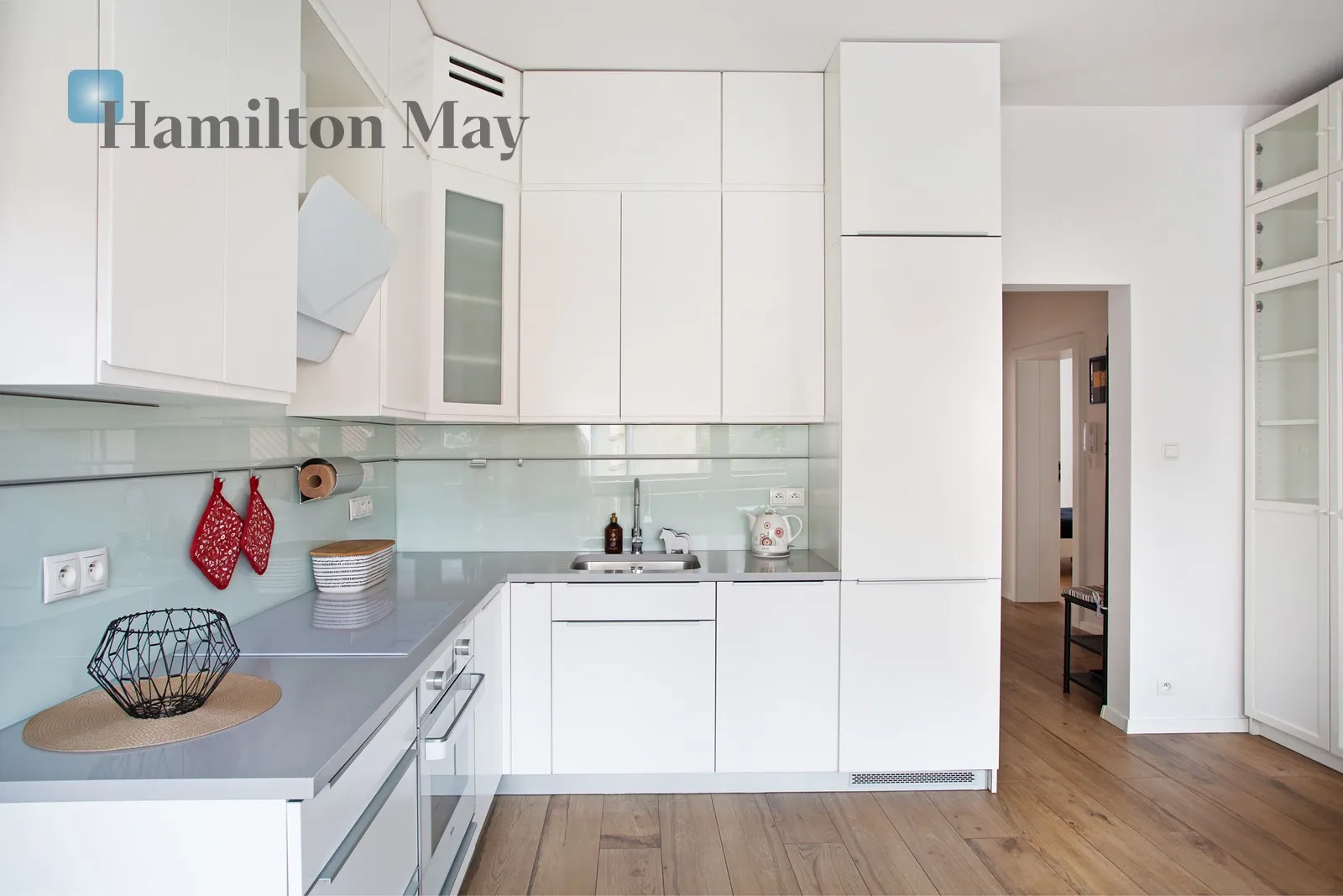 Distance to centre: 1.38 km Level: 2 Price: 3700 PLN Bedrooms: 2 Bathrooms: 1 - slider