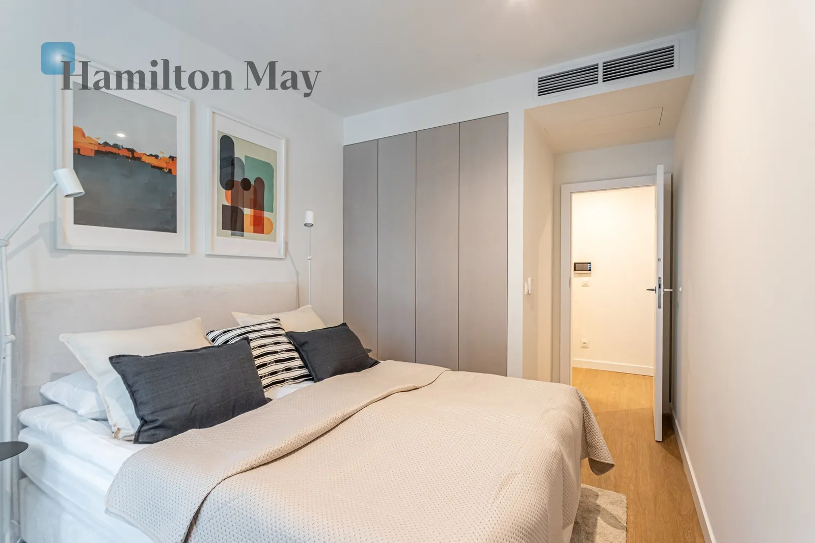 Street: Prosta Region: Wola Subregion: Czyste Distance to centre: 1.99 km Level: 5 Price: 12500 PLN Bedrooms: 3 Bathrooms: 2 - slider