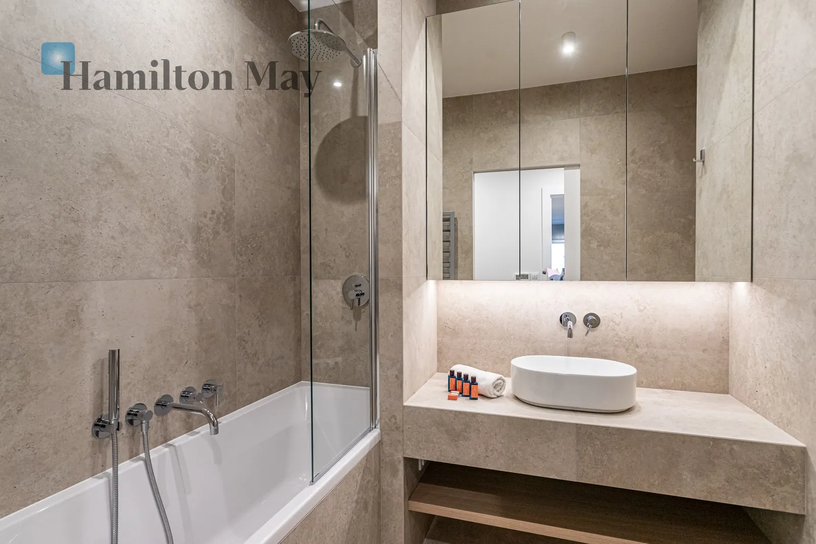 Street: Prosta Region: Wola Subregion: Czyste Distance to centre: 1.99 km Level: 5 Price: 12500 PLN Bedrooms: 3 - slider