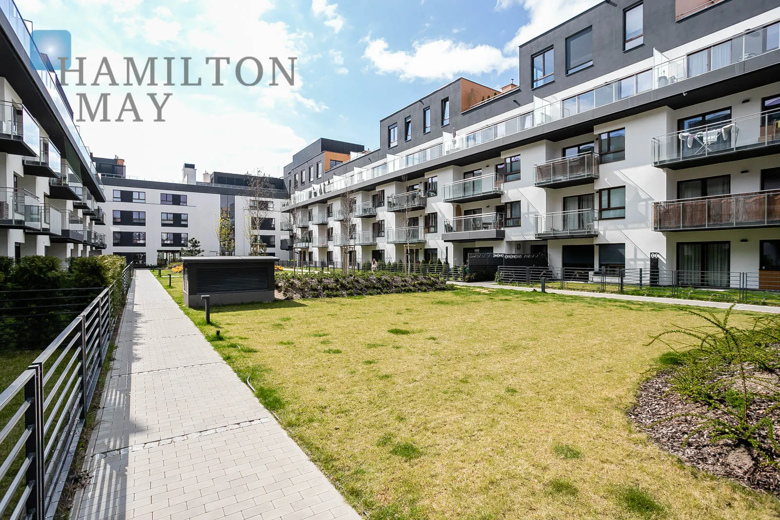 Nowoczesne studio z balkonem i garażem - slider