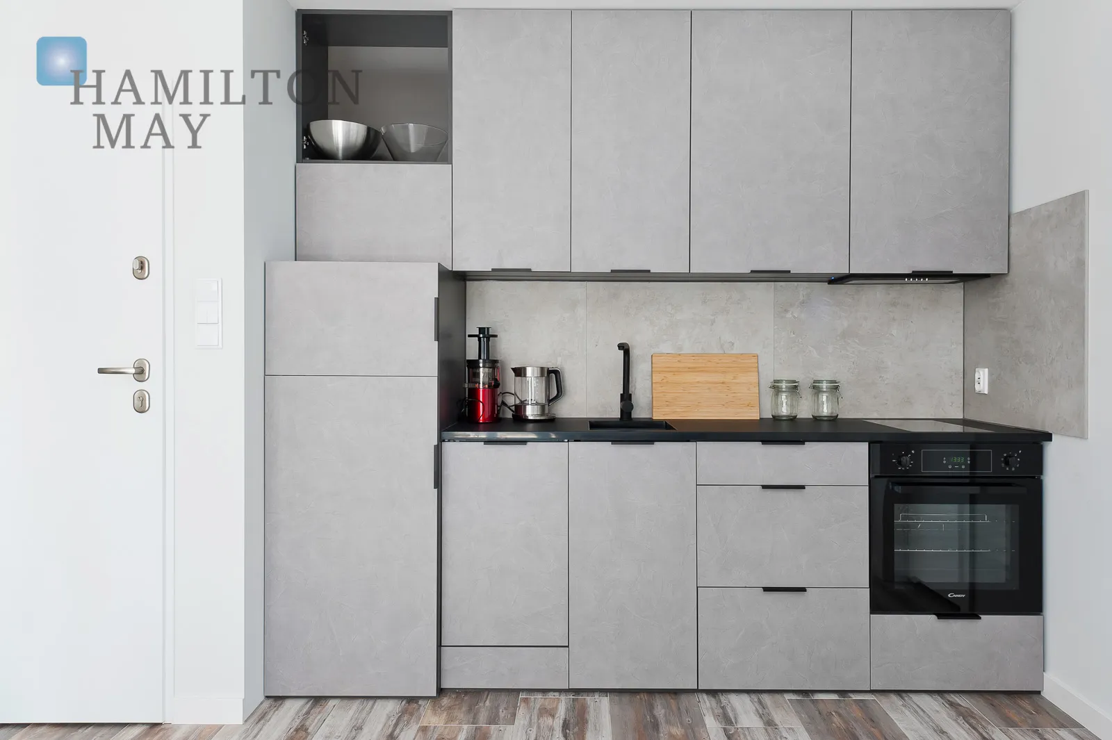 A modern apartment with a terrace in the prestigious Ludwinów development on the Vistula Boulevards - slider