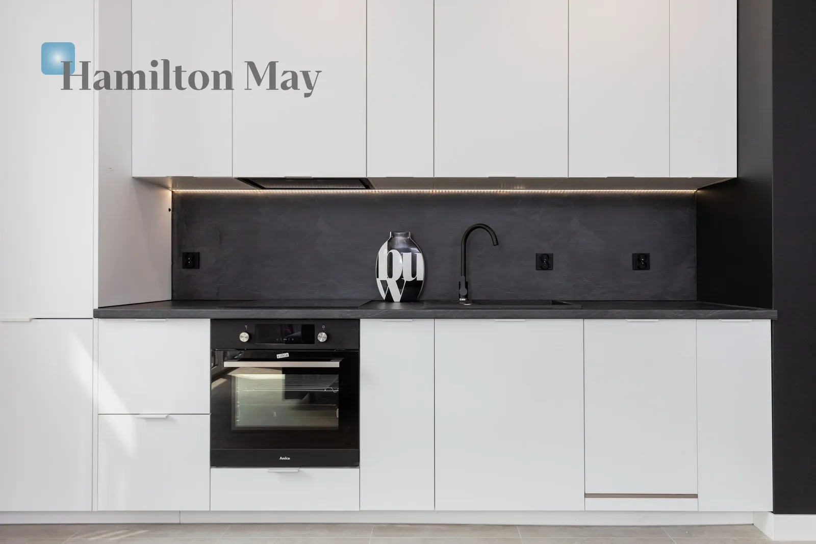 Street: Wielicka Region: Podgórze Subregion: Płaszów Distance to centre: 4.65 km Level: 5 Price: 2650 PLN Bedrooms: 0 Bathrooms: 1 Size: 33m2 - slider